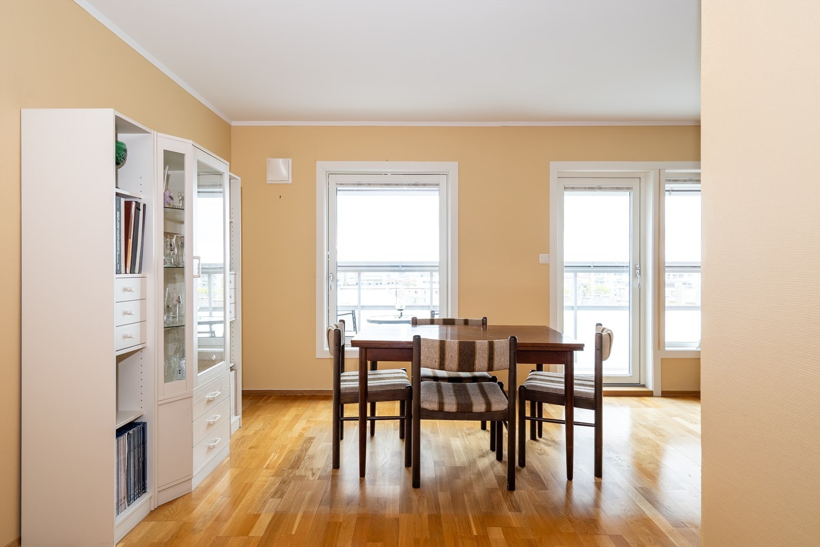 Fra stuen har du utgang til innglasset sydvendt balkong. Galleribilde