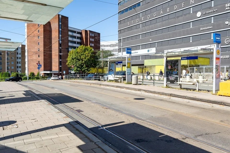 I umiddelbar nærhet har du storokrysset, med alt av kollektivforbindelse. I tillegg til trikkestoppet Grefsenveien rett utenfor inngangsdøren. Galleribilde