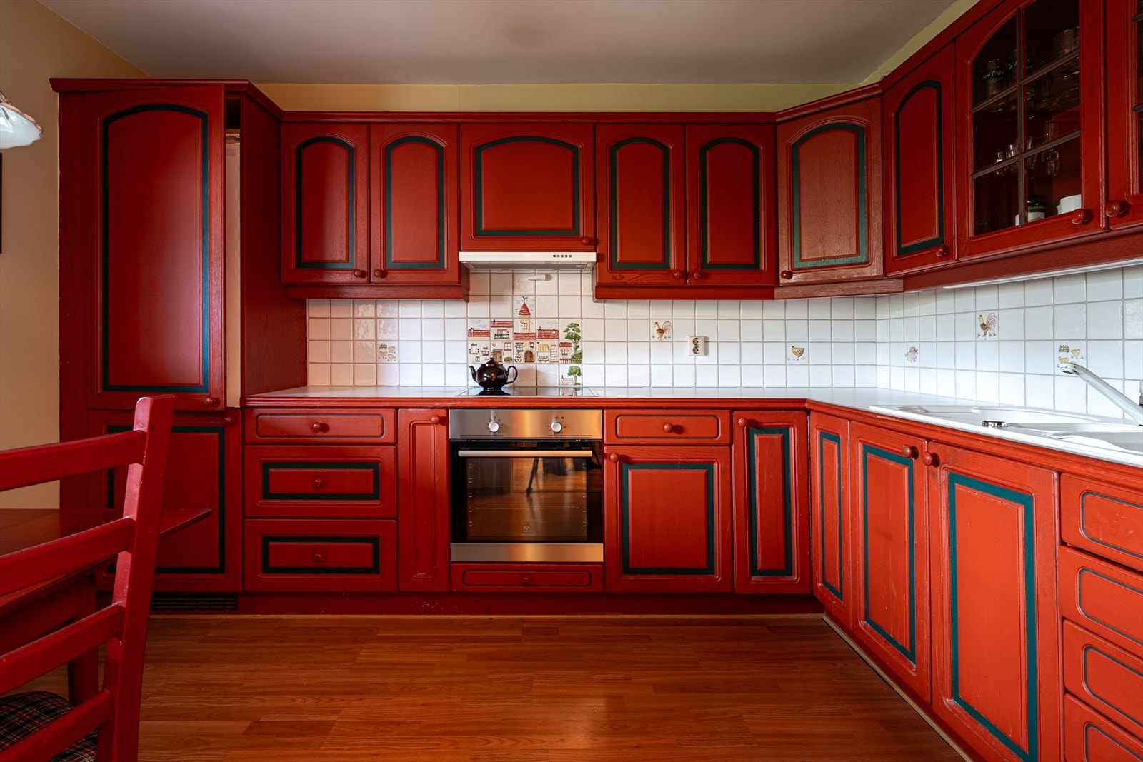 Kjøkken med rikelig oppbevaringsplass og integrerte hvitevarer. Galleribilde