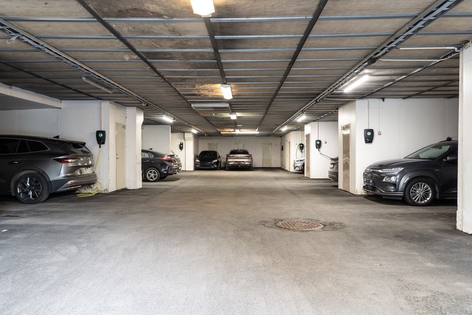 Parkeringsanlegg i kjelleretasjen. Pr. d.d ingen ledig plass, men fordeles på venteliste. Galleribilde