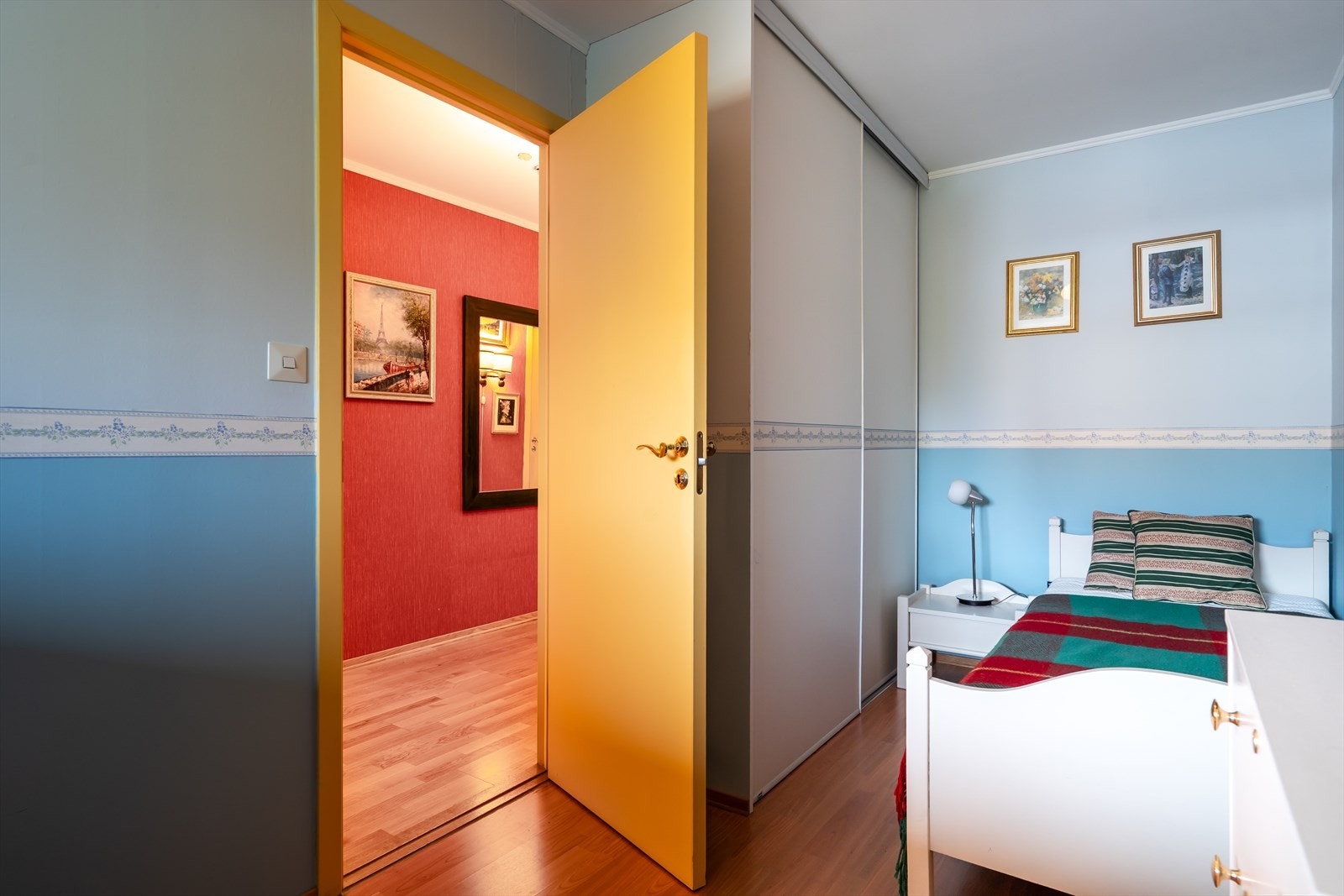 Soverommet har en praktisk skyvedørsgarderobe. Galleribilde