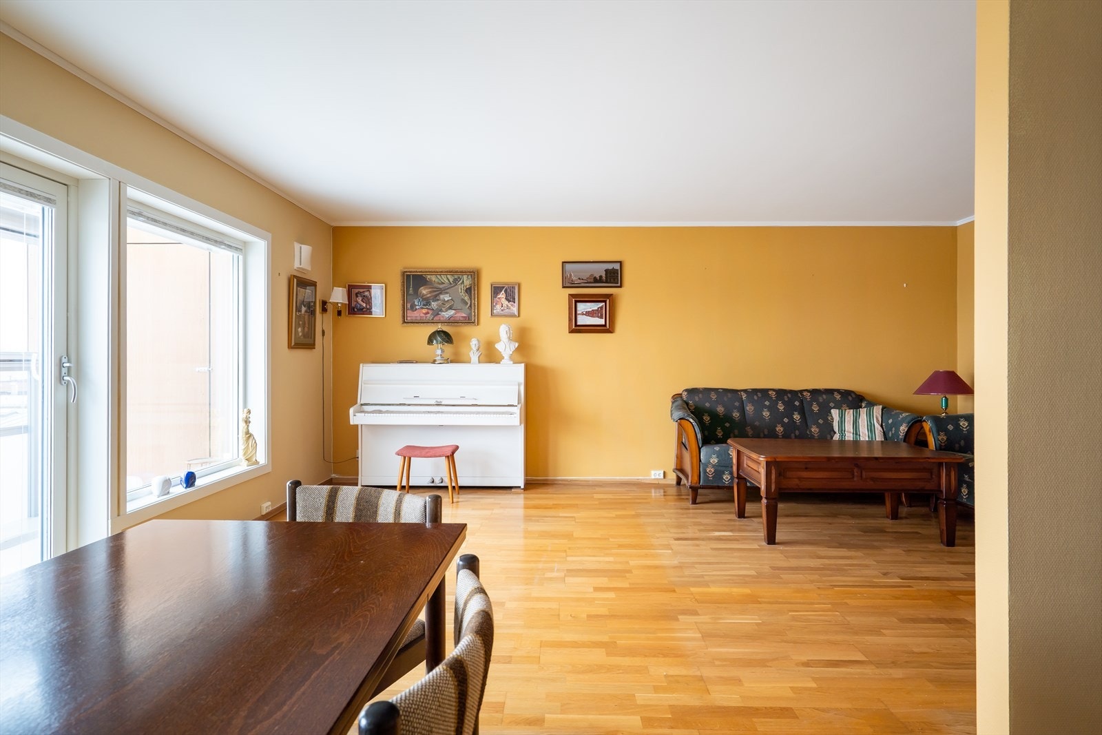 Rommet har rikelig med vindusflater og ingen innsyn. Galleribilde