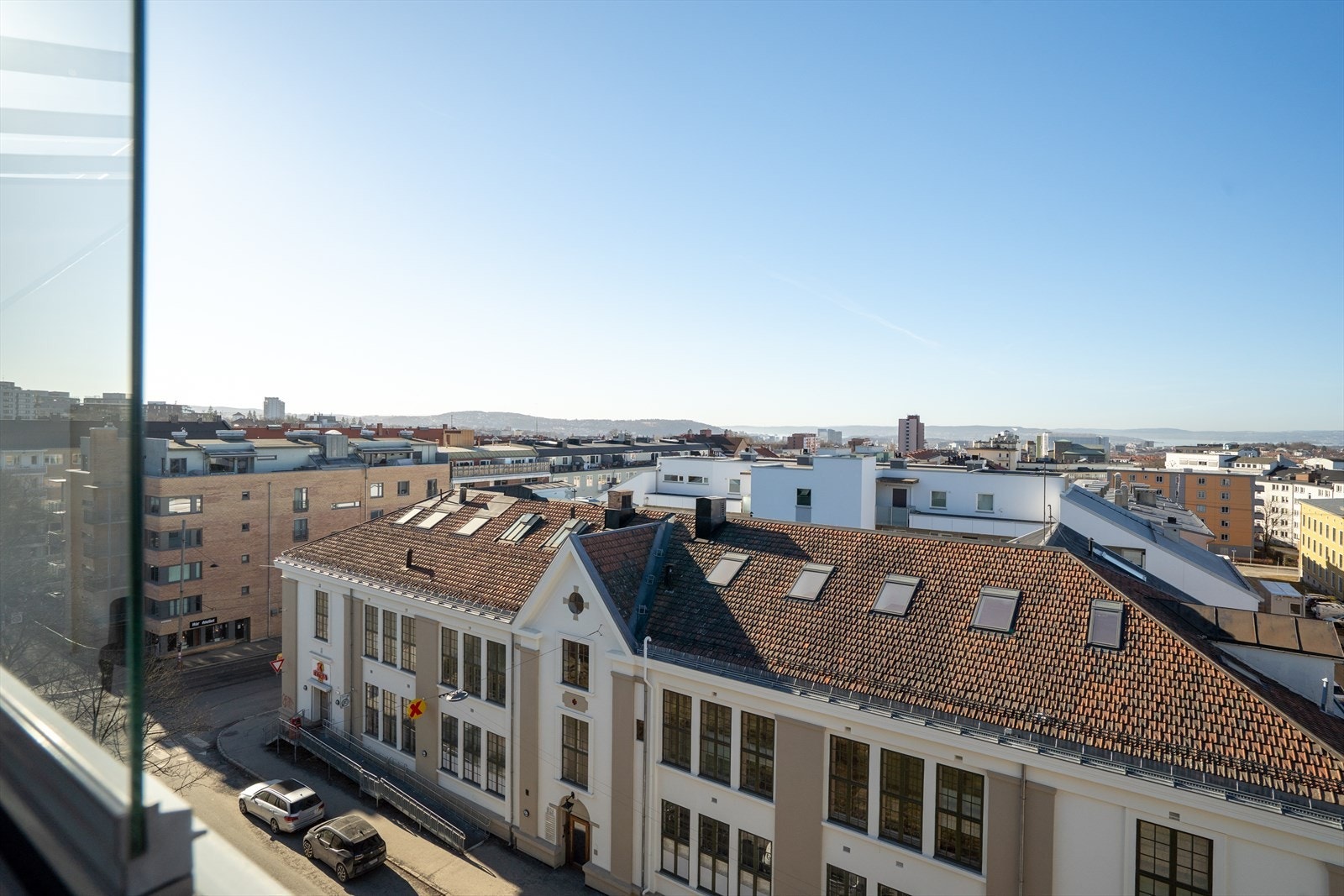 Balkongen er som en forlengelse av stuen og kan benyttes store deler av året. Galleribilde