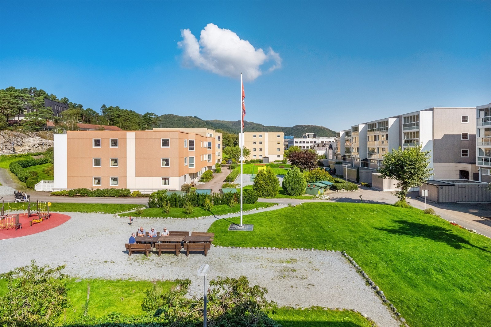 Trivelig nabolag i populært boområde. Galleribilde