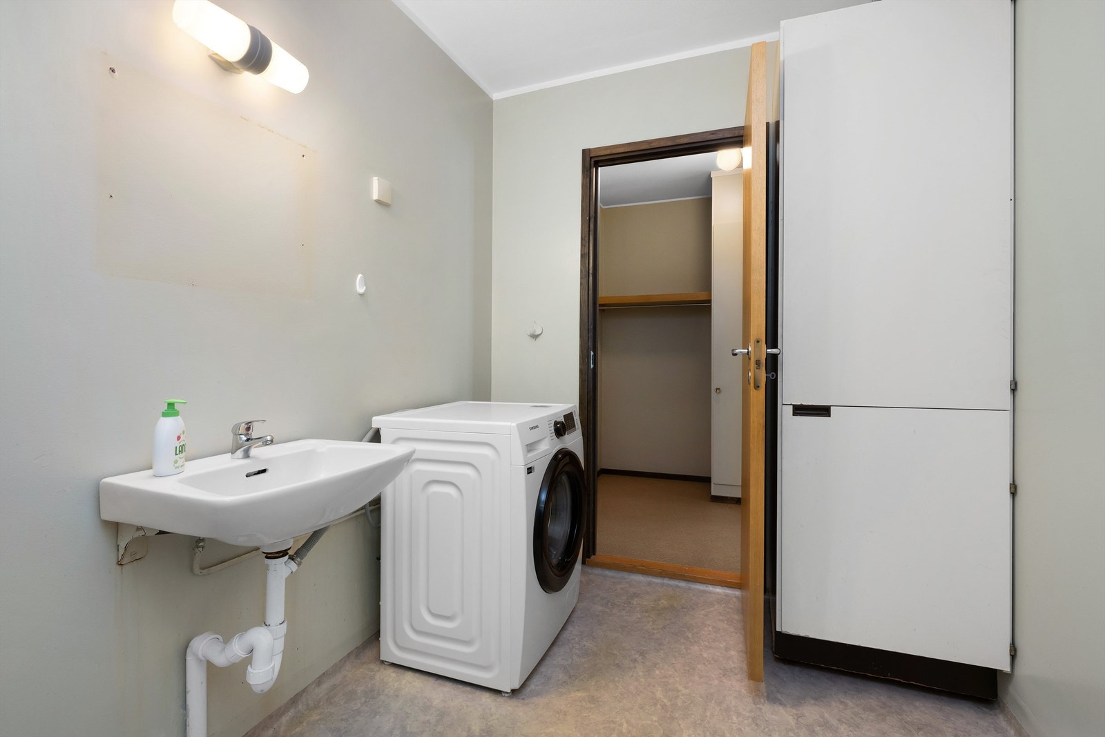 Bad, vaskemaskin medfølger i handelen. Galleribilde