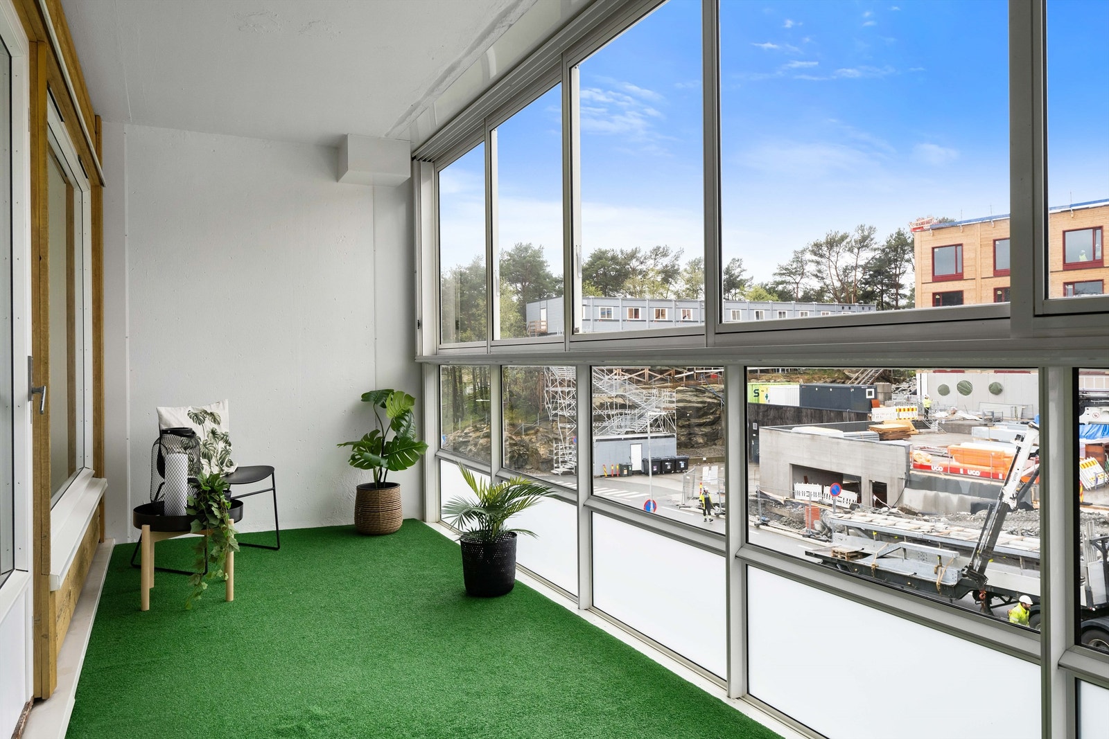 Romslig og trivelig innglasset balkong med god plass til møblement. Galleribilde