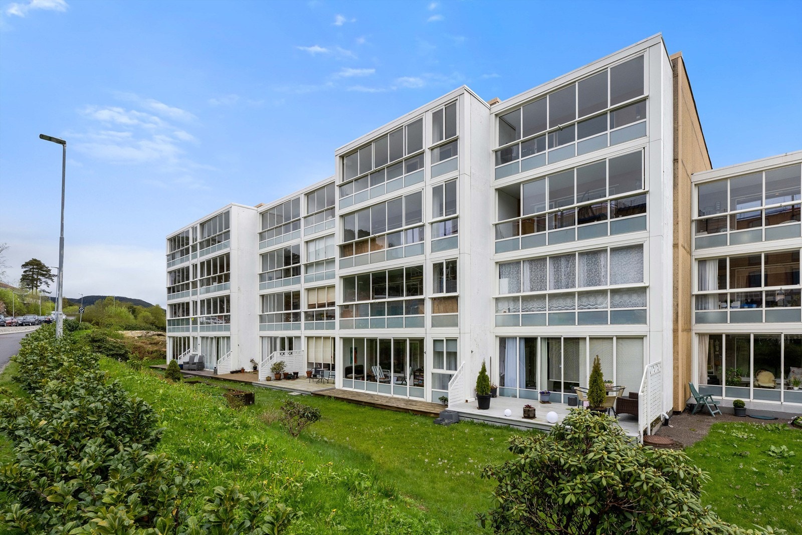 Flott fasade med innglassede nordvestvendte balkonger. Galleribilde