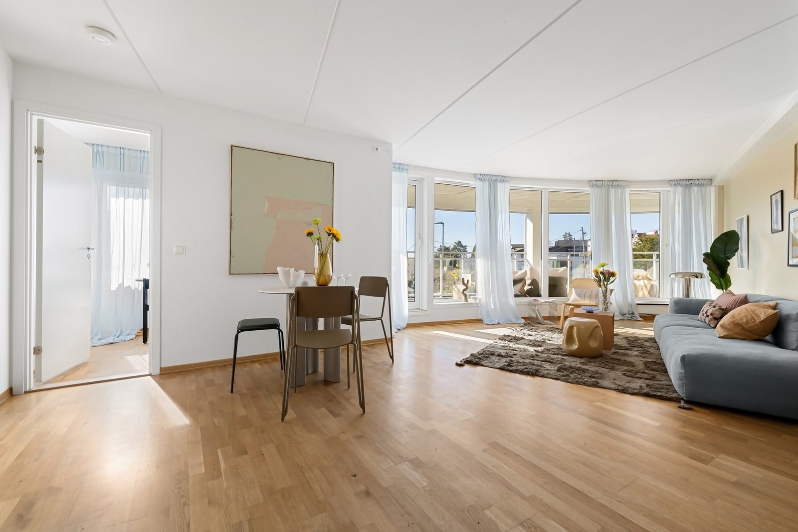 Stuen har slitt parkettgulv som må byttes eller slipes Galleribilde