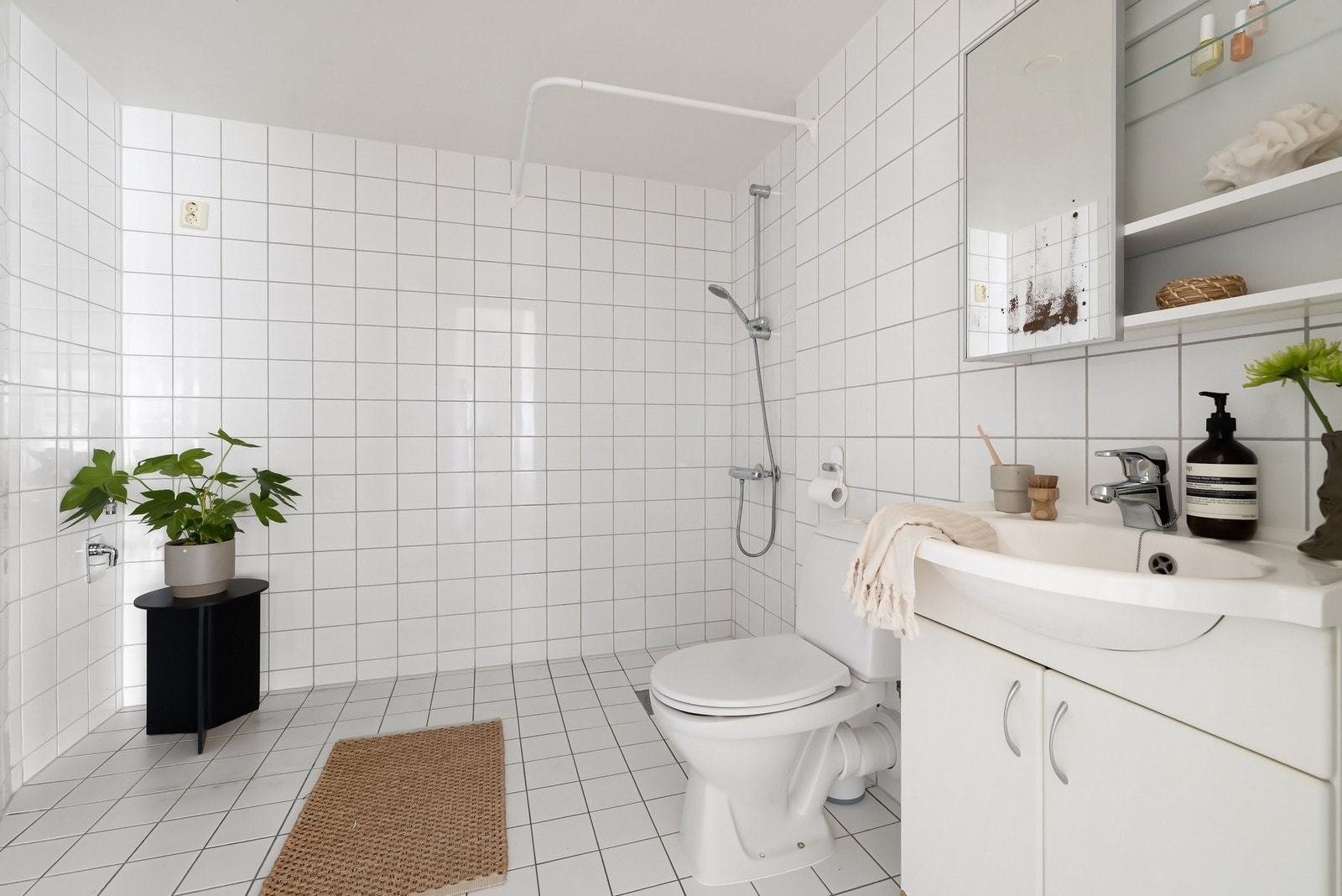 Bad fra byggeår med opplegg til vaskemaskin Galleribilde