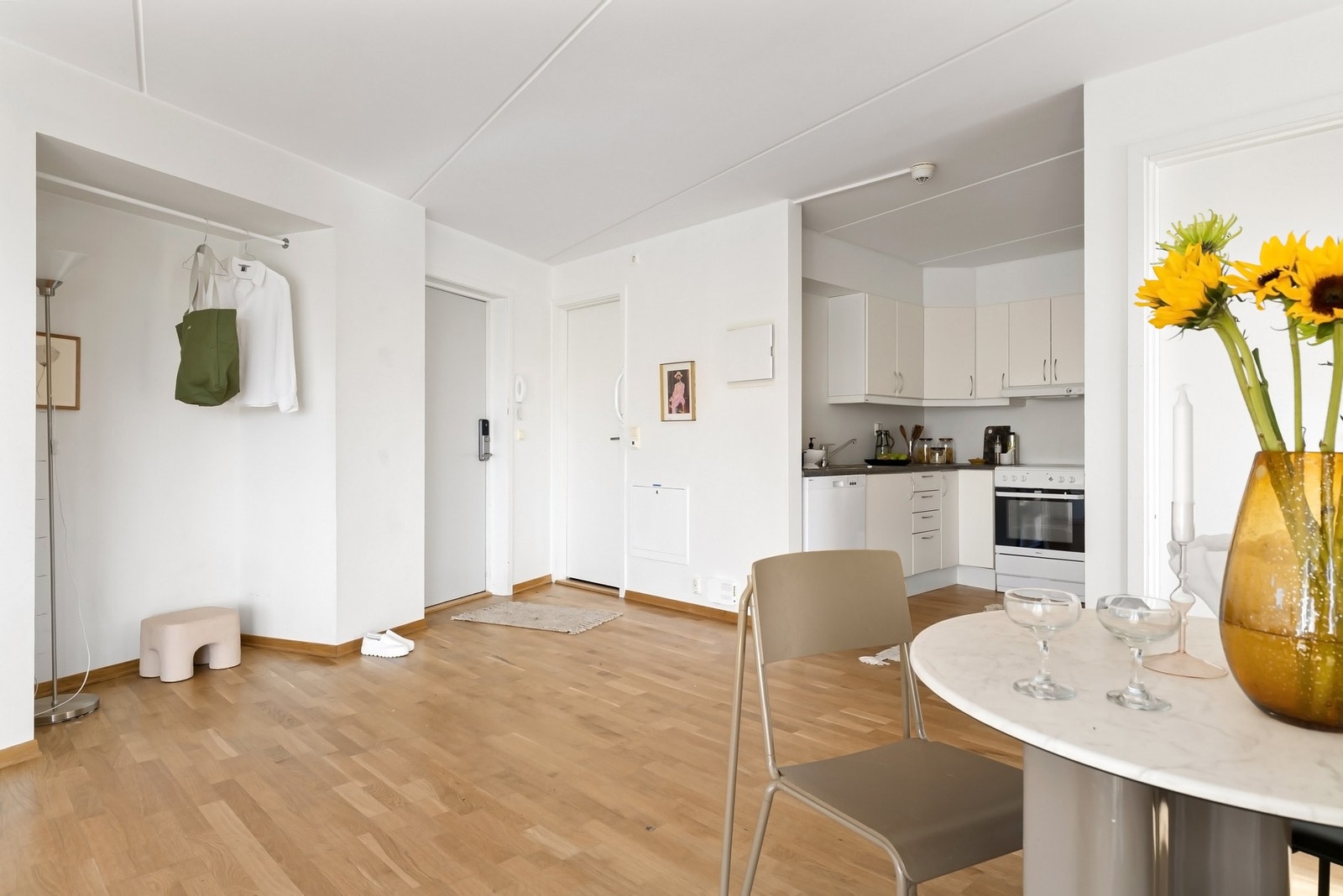 Det er fin plass til garderobeskap/løsning innenfor inngangsdøren Galleribilde