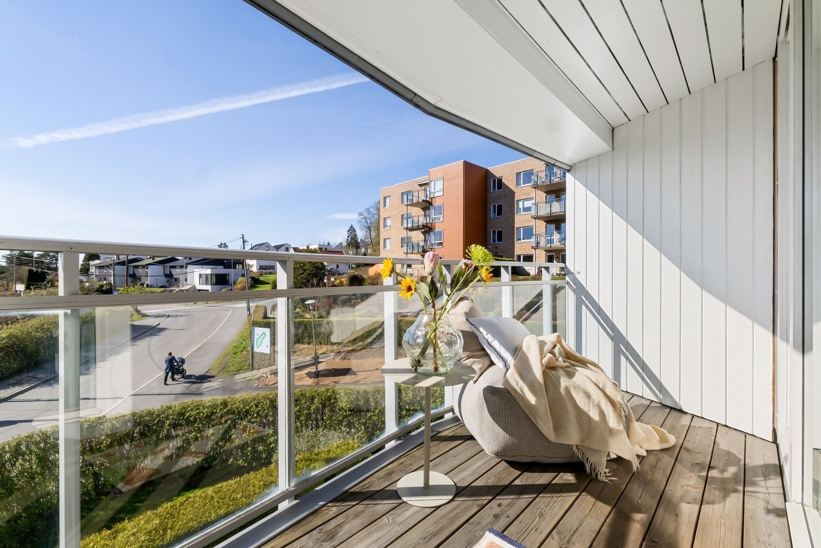 Her får du en deilig og solrik uteplass som gir en fin forlengelse av stuen på sommerstid Galleribilde