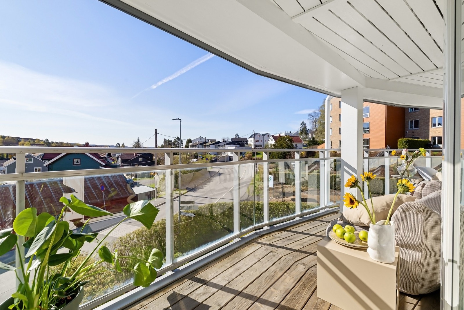 Terrassen er på ca 9 kvm og har fin plass til sittegruppe Galleribilde