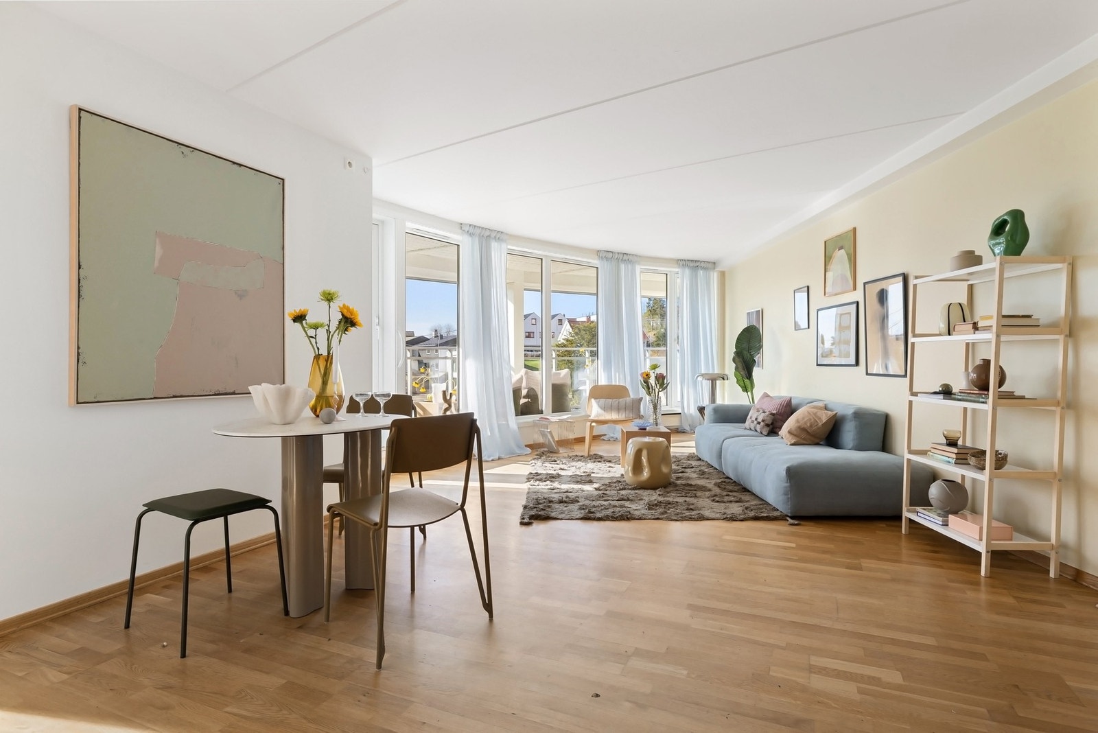 Stuen har god plass til sofagruppe og andre møblement Galleribilde