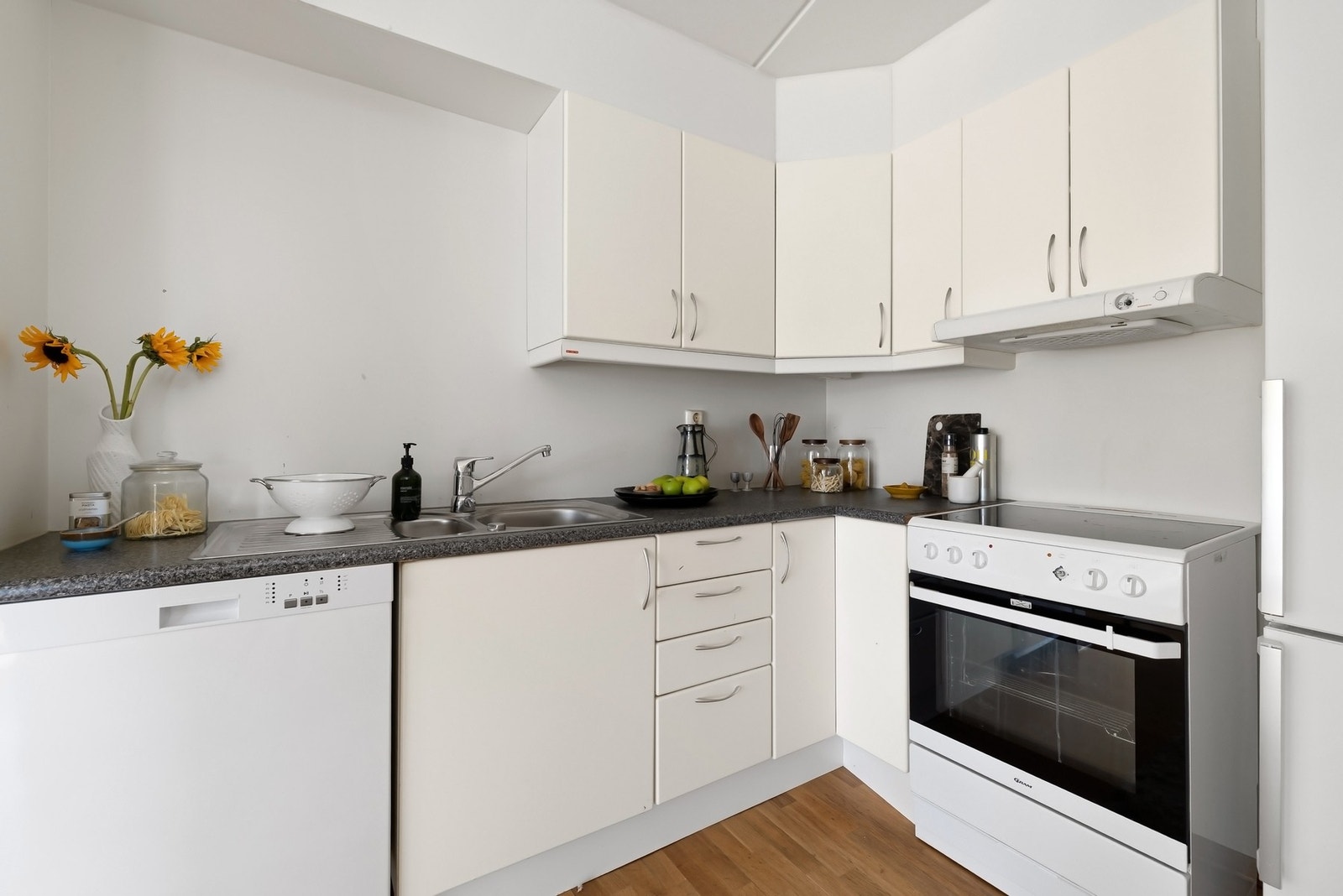 Kjøkken fra byggeår som er slitt med behov for oppgradering/oppussing Galleribilde