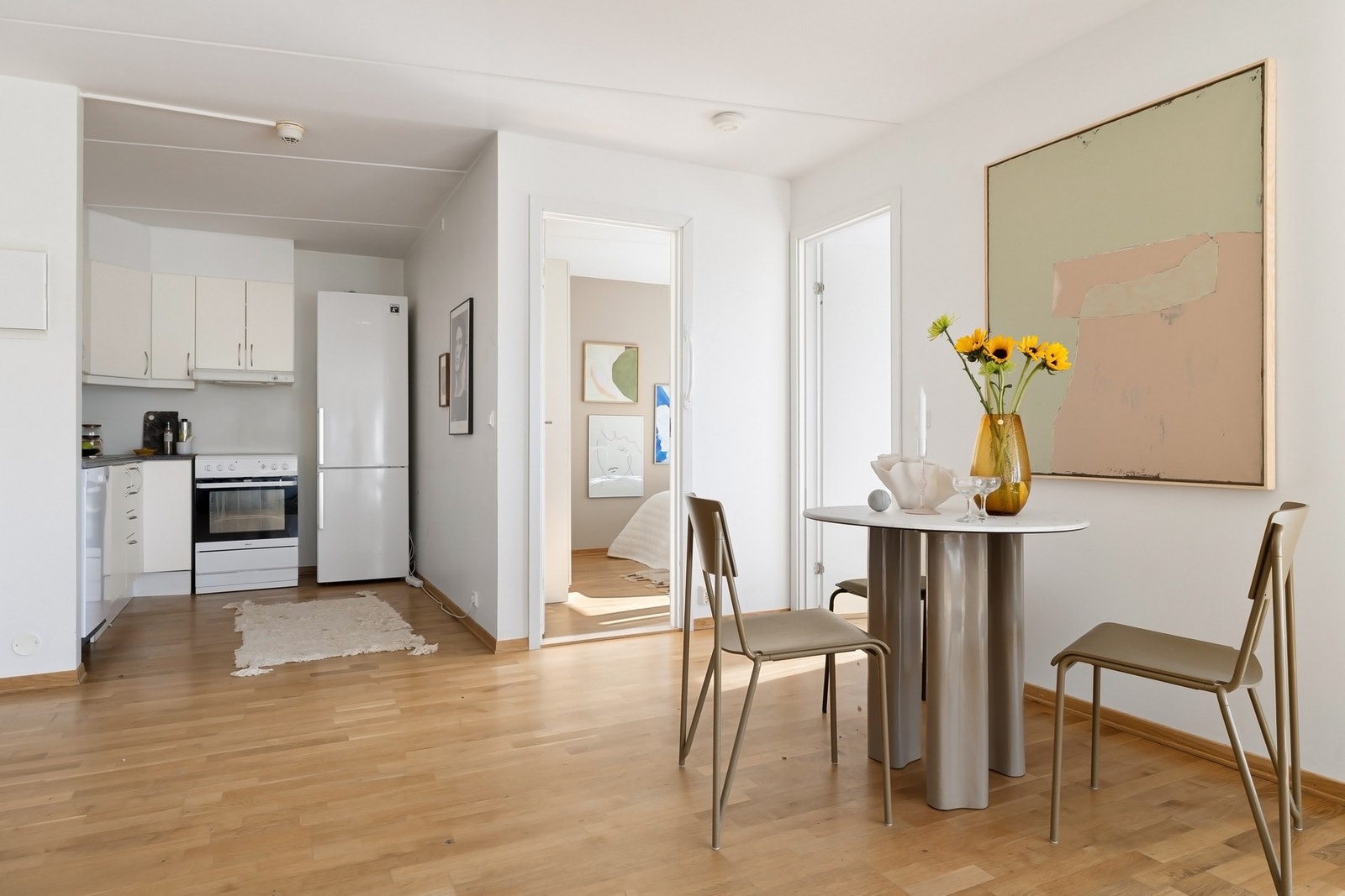 Kjøkkenet ligger fint skjermet i egen krok, men samtidig med en åpen og moderne løsning Galleribilde