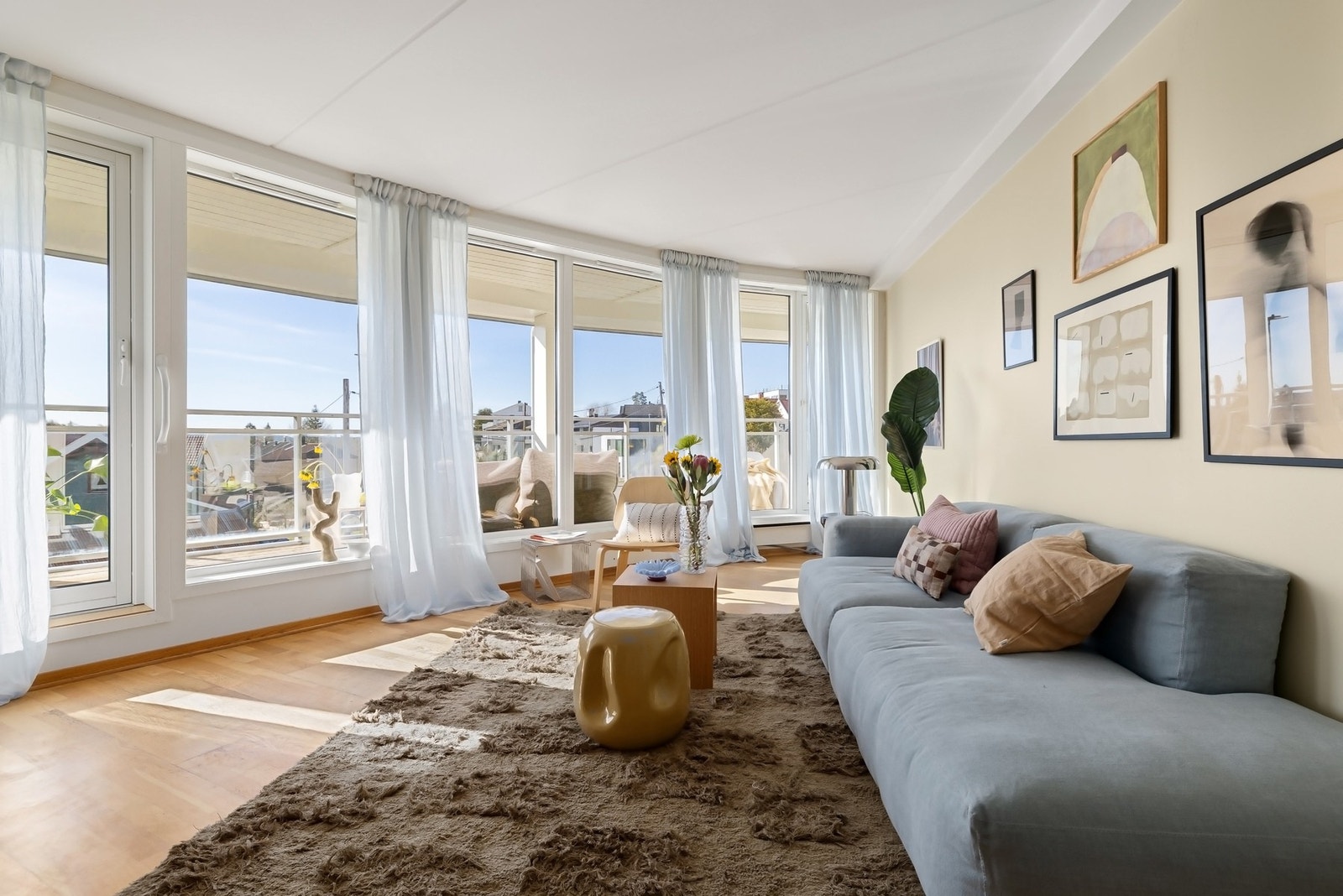 Herlig ,lys og luftig stue omkranset av store vindusflater Galleribilde