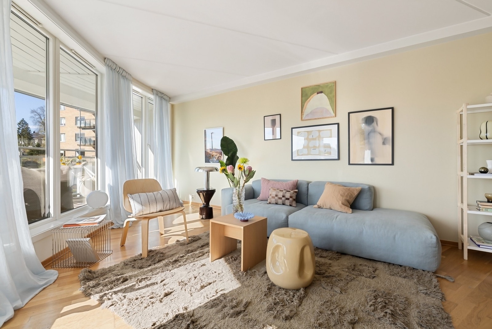 Stuen har store vindusflater fra gulv til tak, som er med på å gi et fantastisk innvendig lysforhold Galleribilde