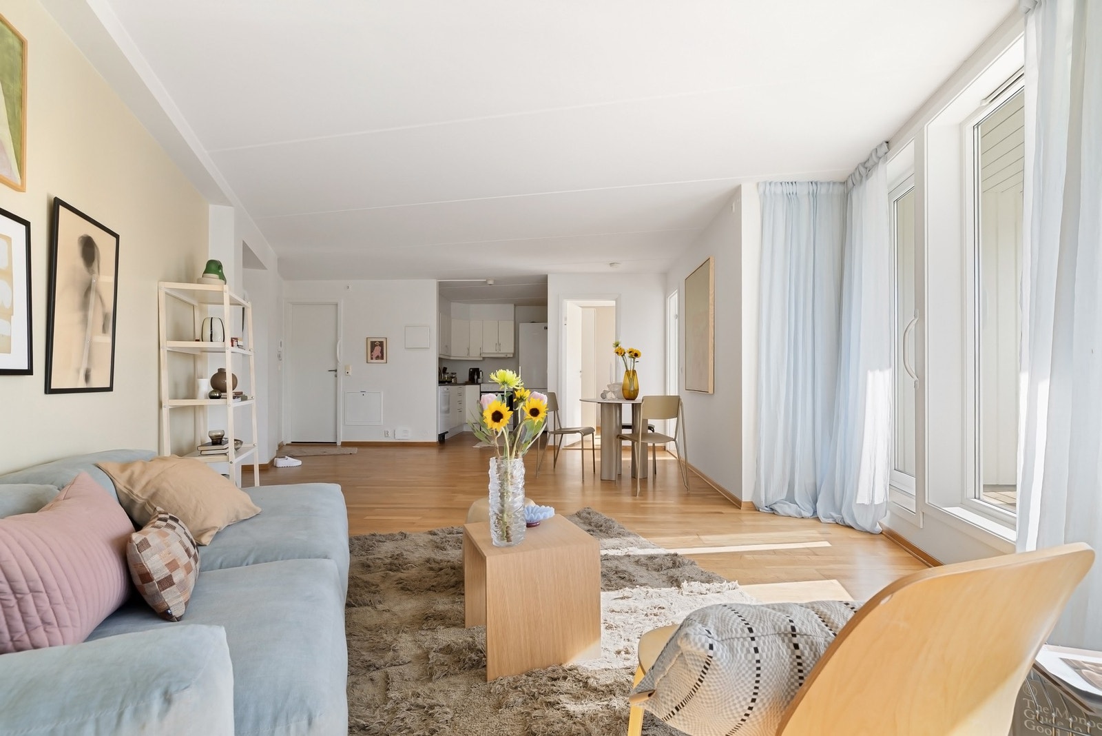 Stuen er lys og åpen, med behov for et malingsstrøk eller to Galleribilde