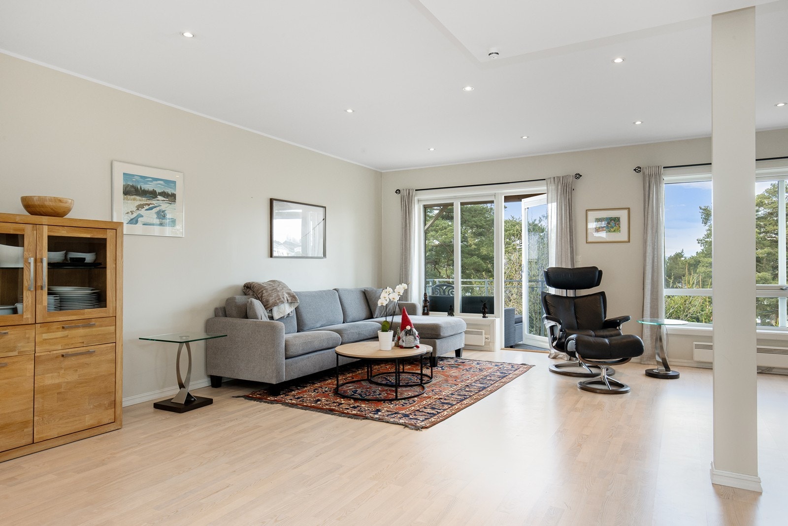 Romslig stue med utgang til vestvendt balkong. Galleribilde