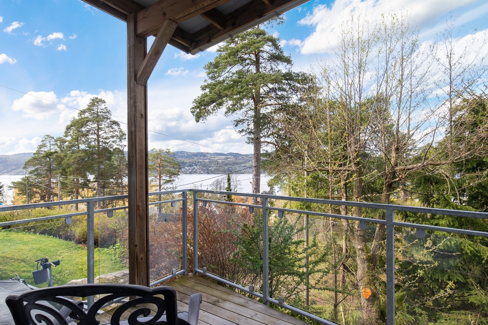 Utsikt fra balkong i 1. etasje. Galleribilde