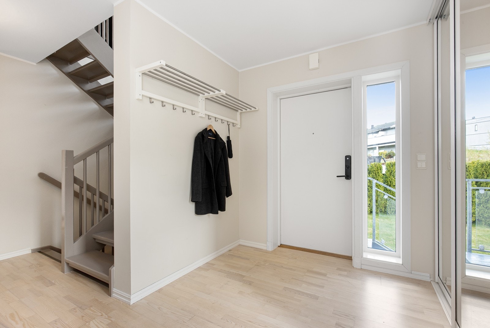 Entré med skyvedørsgarderobe. Galleribilde