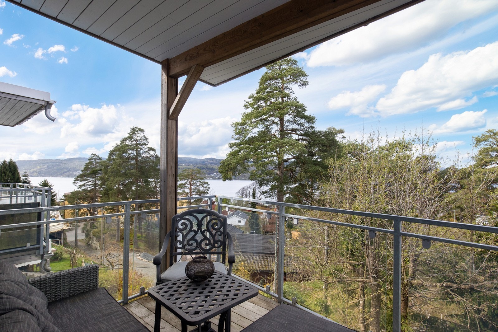 Fjordutsikt fra balkongen og gode solforhold. Galleribilde