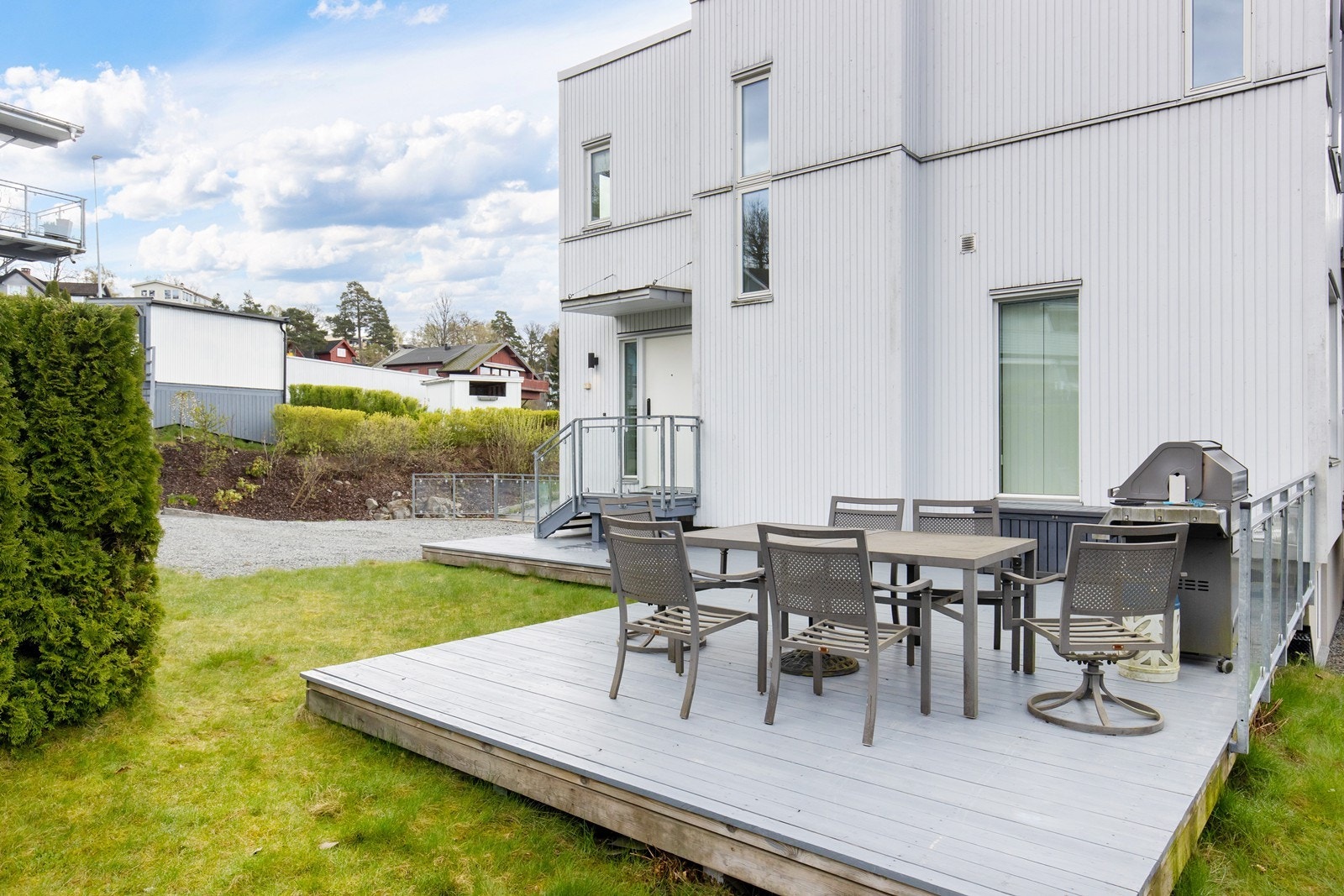 Inngangsparti og terrasse Galleribilde