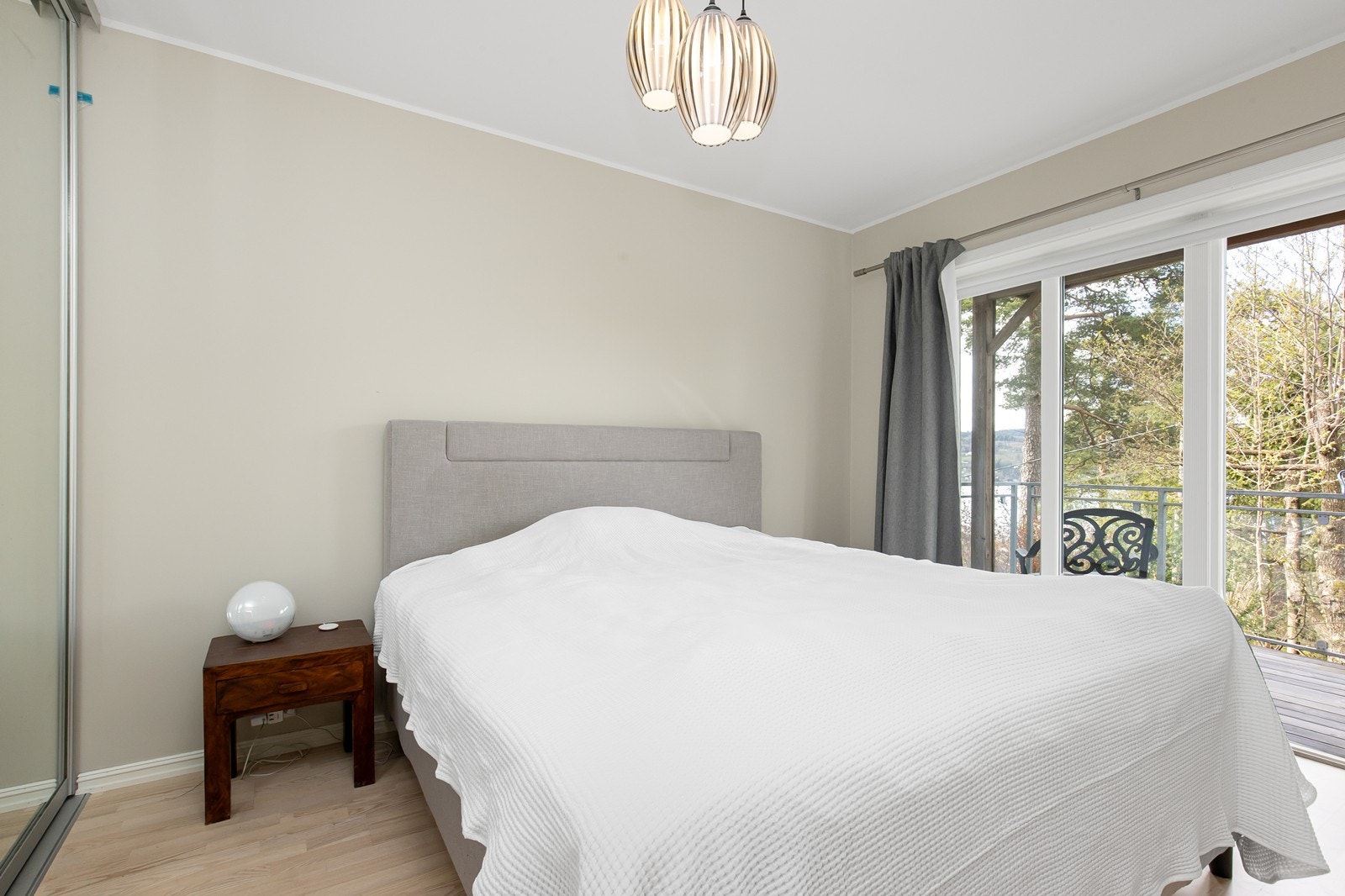 Hovedsoverom med skyvedørsgarderobe og utgang til balkong. Galleribilde