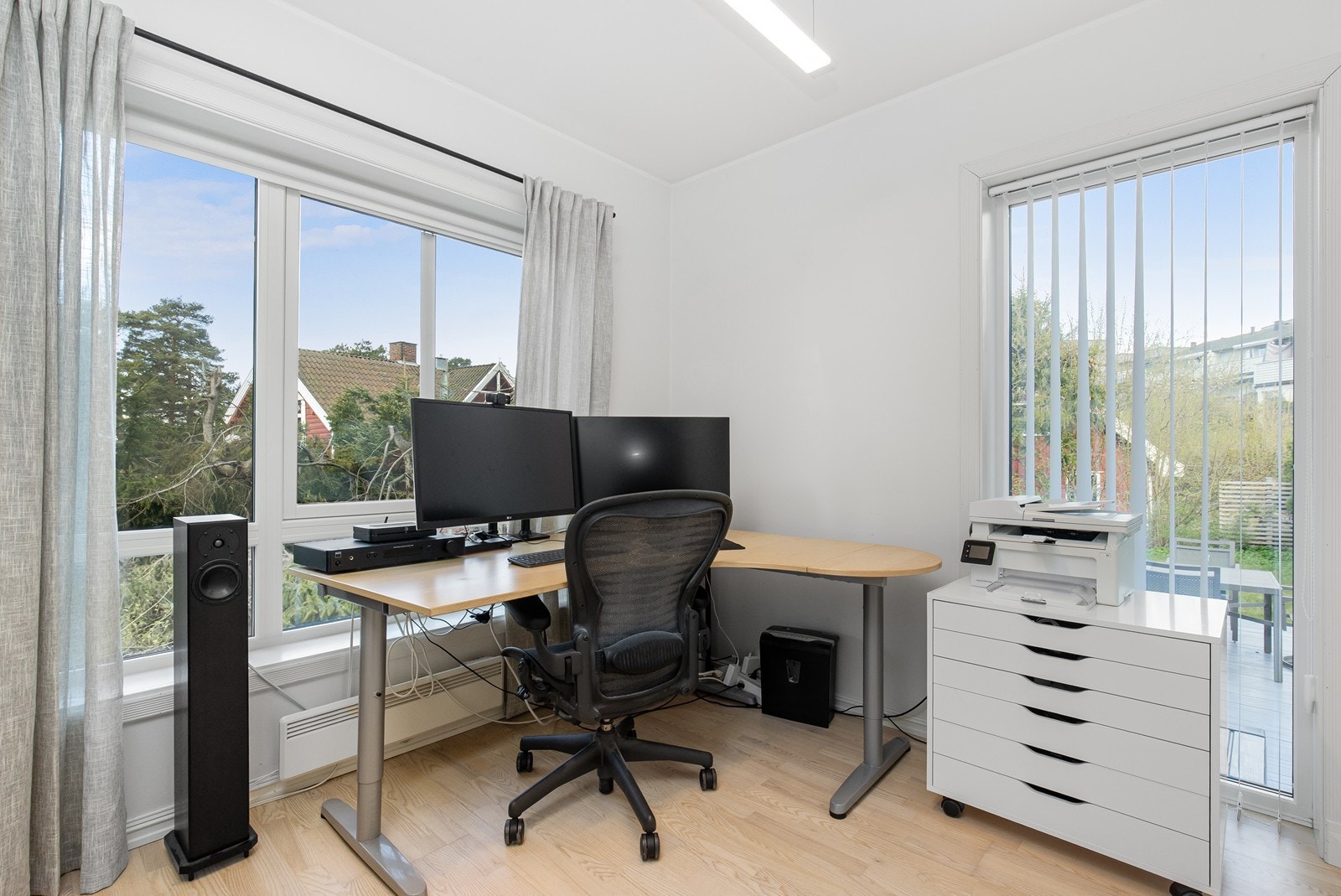 Soverom nr. 2 i 1. etasje. Benyttet som kontor i dag. Galleribilde