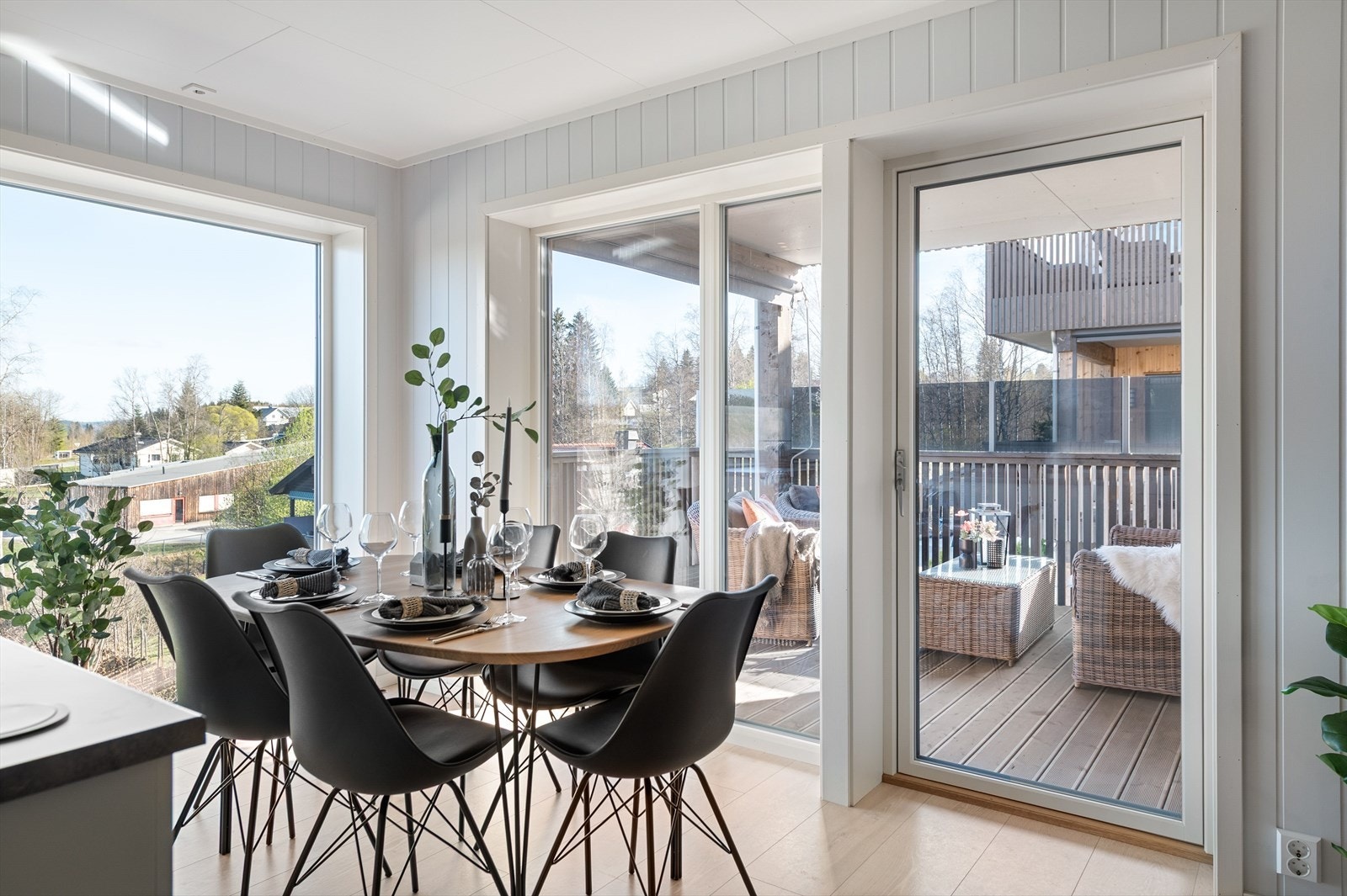 Lys og trivelig spiseplass med utgang til solrik terrasse. Galleribilde