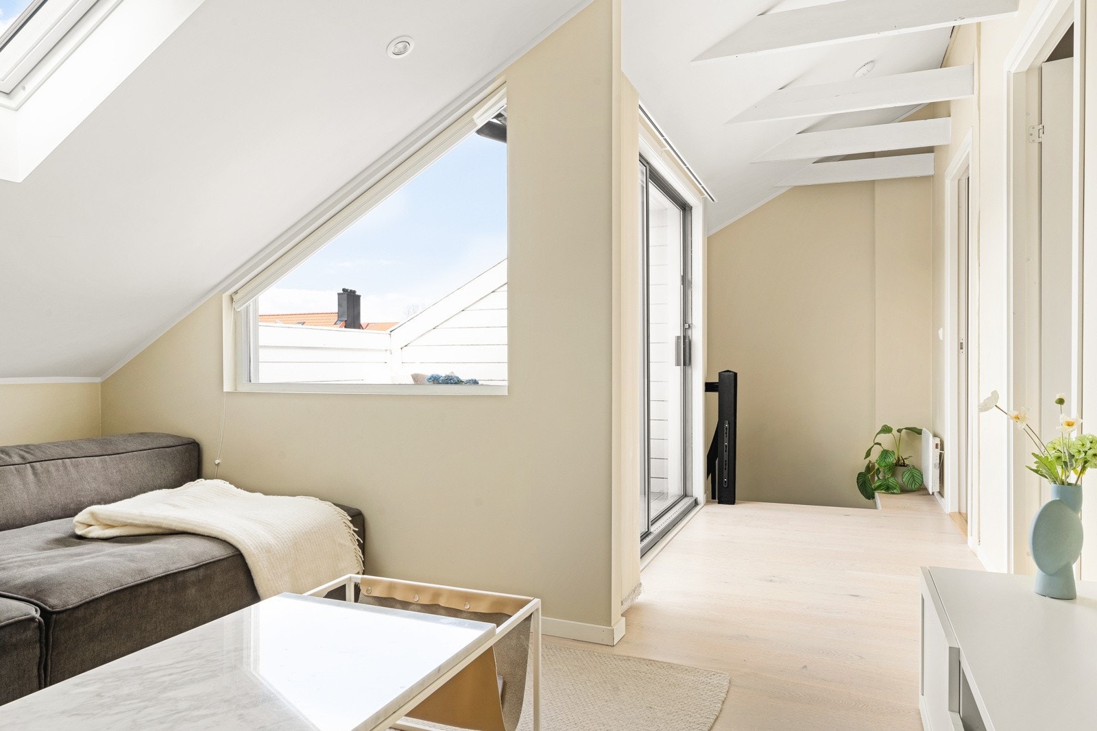 Det første som møter deg opp trappen til 2.etasje er en koselig "loftstue". Galleribilde