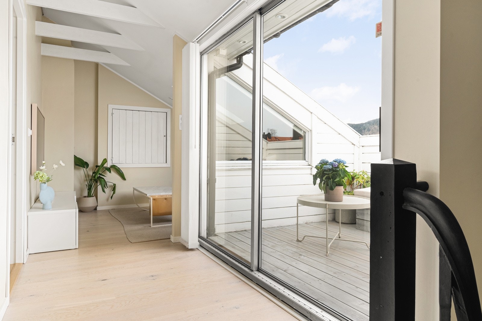 Videre inneholder etasjen soverom, kontor/gjestesoverom og ikke minst prikken over i'en; en helt fantastisk takterrasse med gode sol-og utsiktsforhold. Galleribilde
