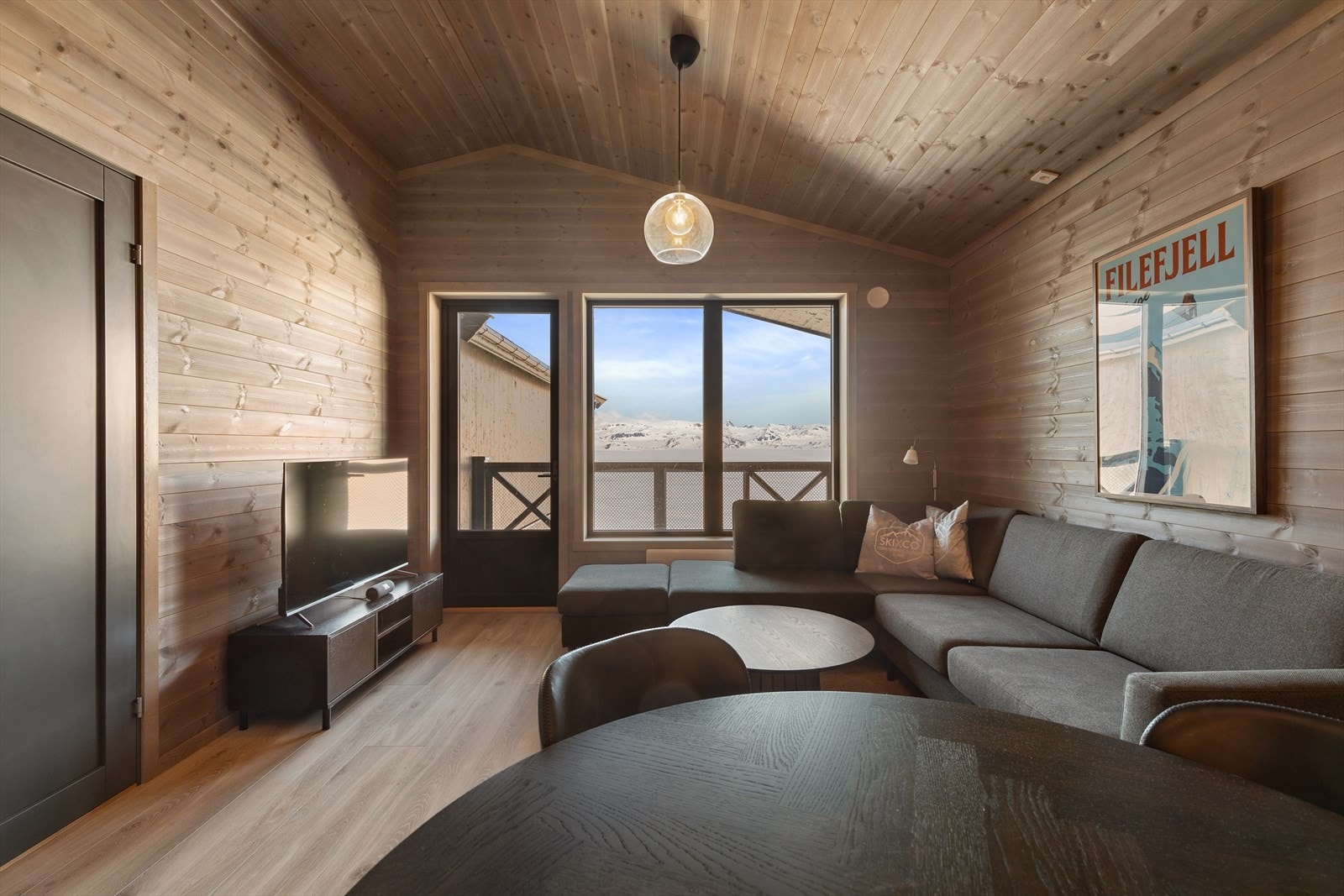 Stuen er romlig med plass til både sofagruppe og spisebord. Galleribilde