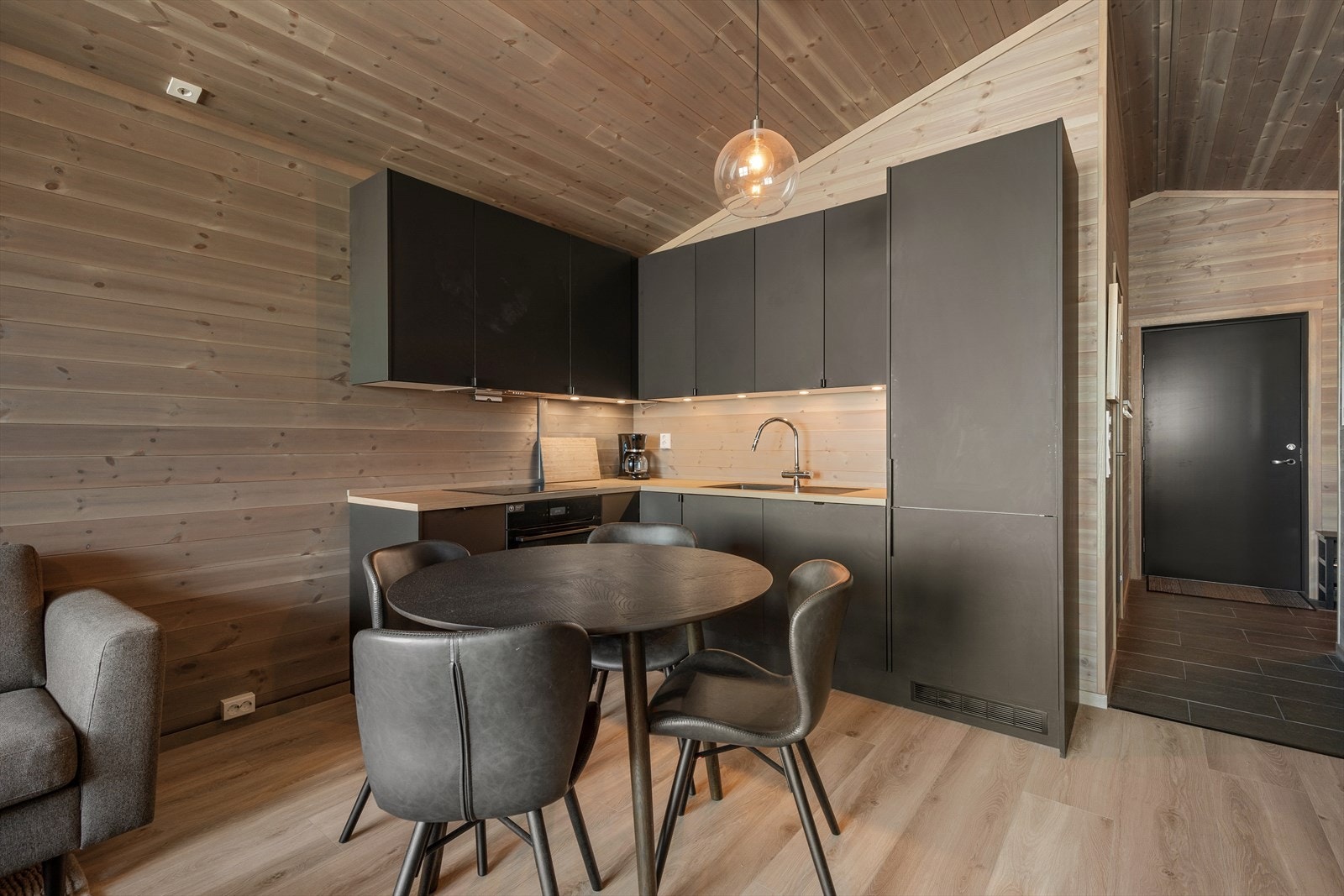 Stilren kjøkkeninnredning med glatte fronter, laminat benkeplate og integrerte hvitevarer. Galleribilde