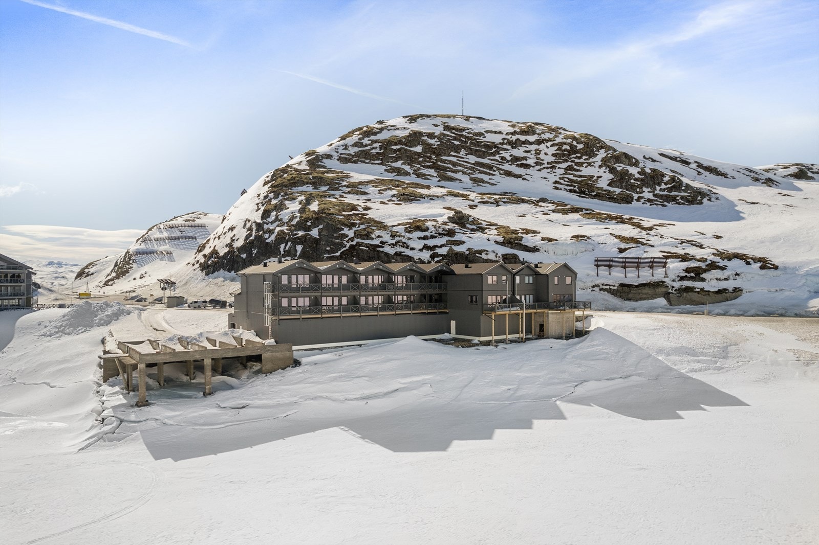 Fra eiendomen har du enkel tilkomst til både Jotunheimen og Filefjell, og bare noen få minutter unna finner du Tyin-Filefjell skisenter - et familievennlig anlegg med flotte bakker, langrennsløyper og ekte vinterstemning. Galleribilde