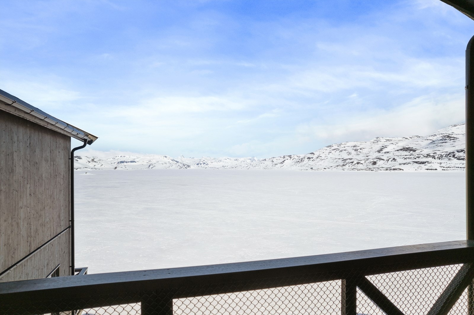 Her bor du omkranset av majestetiske fjell, glitrende vann og vidstrakte vidder. Galleribilde