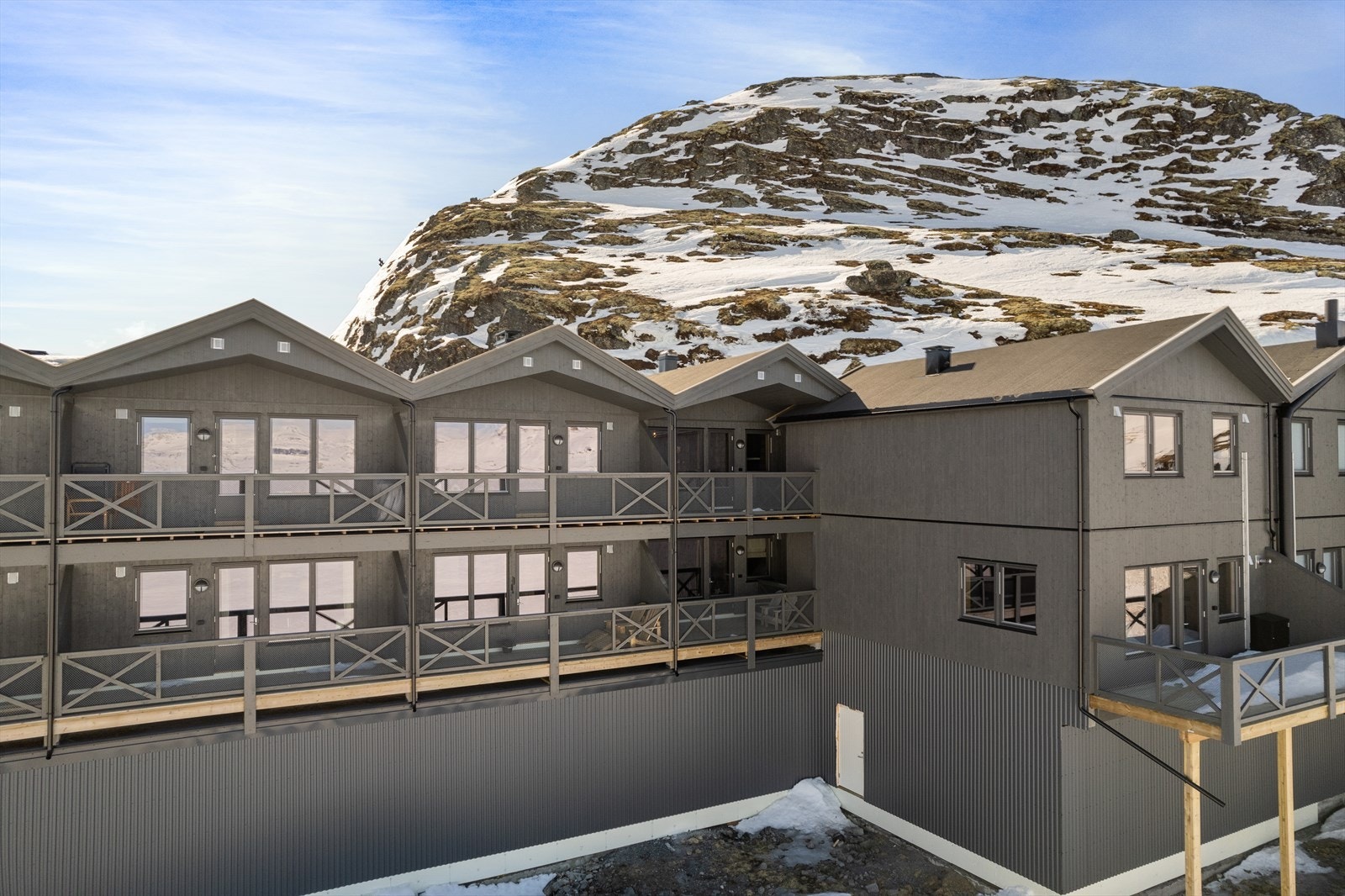 Det medfølger parkeringsplass med elbil-lader i garasje. Galleribilde