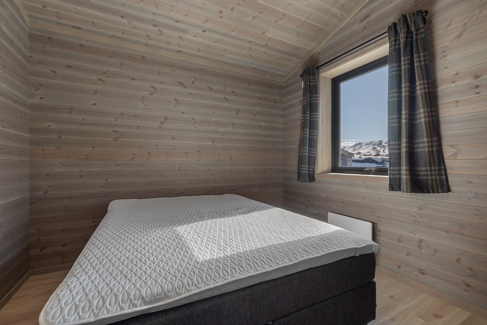 Leiligheten har to soverom med til sammen 5 sengeplasser, perfekt dersom man ønsker å invitere gjester på hyttetur. Galleribilde