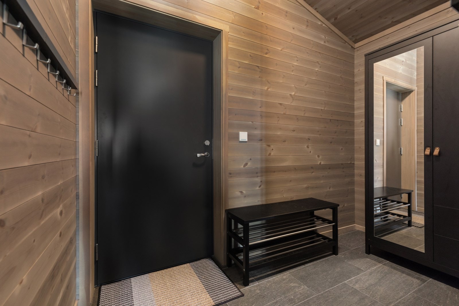 Entré/gang med plass til oppheng av yttertøy og sko i garderobeskap. Galleribilde