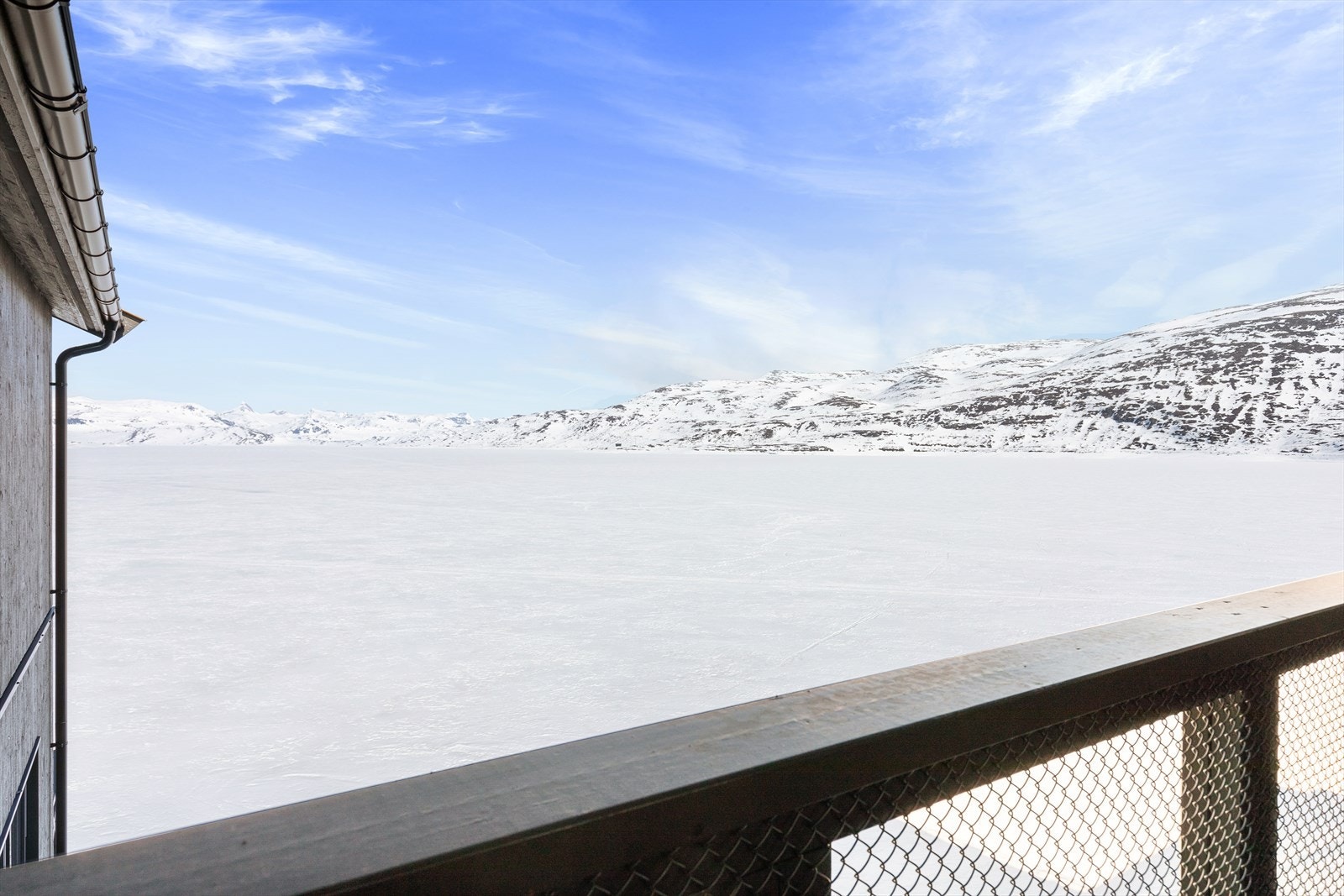 Beliggenheten er like idyllisk som den er praktisk - med kort vei til både fjelltopper, skianlegg og DNT-hytter. Galleribilde