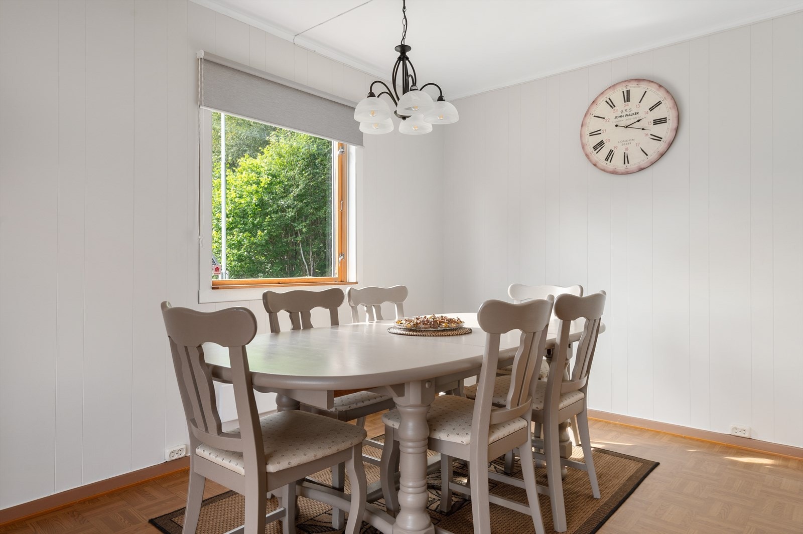 Lys og fin spisestue med plass til ønsket spisebords innredning, også her er det godt med naturlig lys gjennom store vindusflater Galleribilde