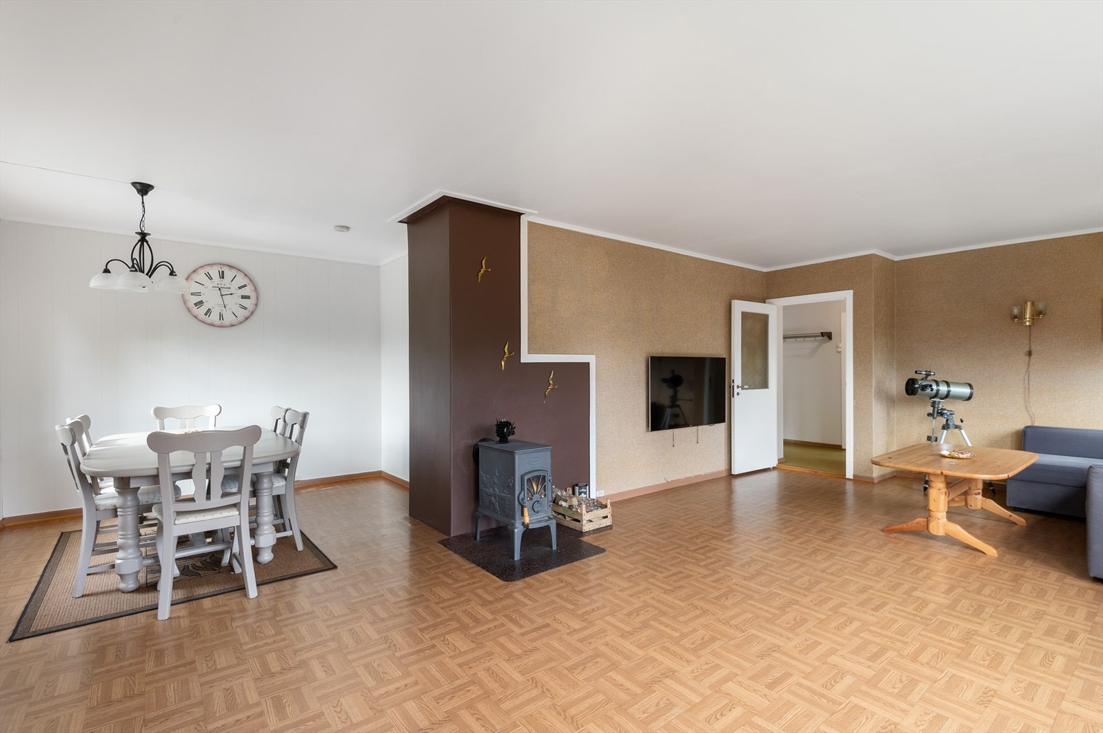 Alt av brune- og hvitevarer som er på visning følger med i handelen Galleribilde