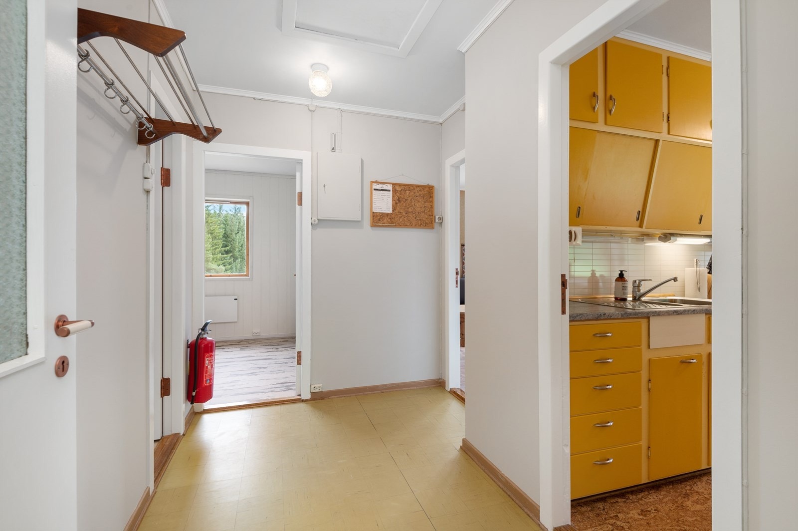 Gang med god plass til oppbevaring av sko- og yttertøy Galleribilde