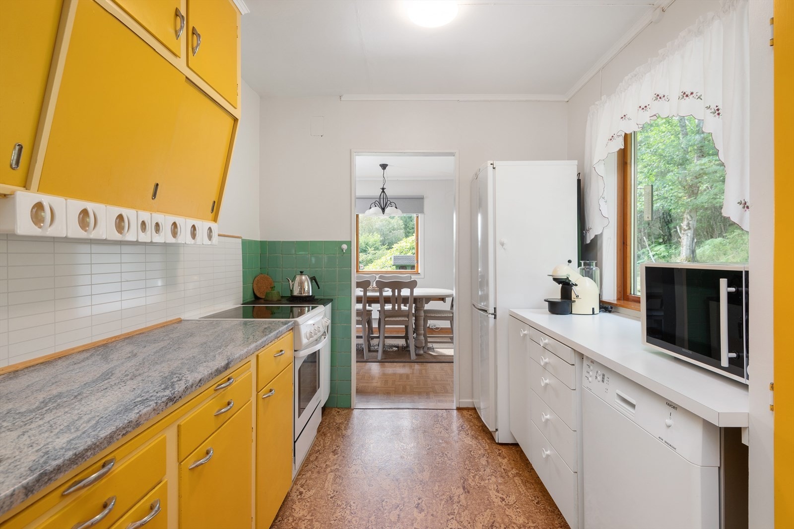 Fra spisestuen har man direkte inngang til kjøkkenet Galleribilde