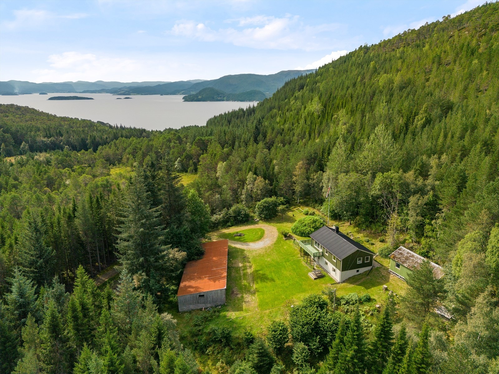 En innholdsrik enebolig med skjermet og rolig beliggenhet Galleribilde