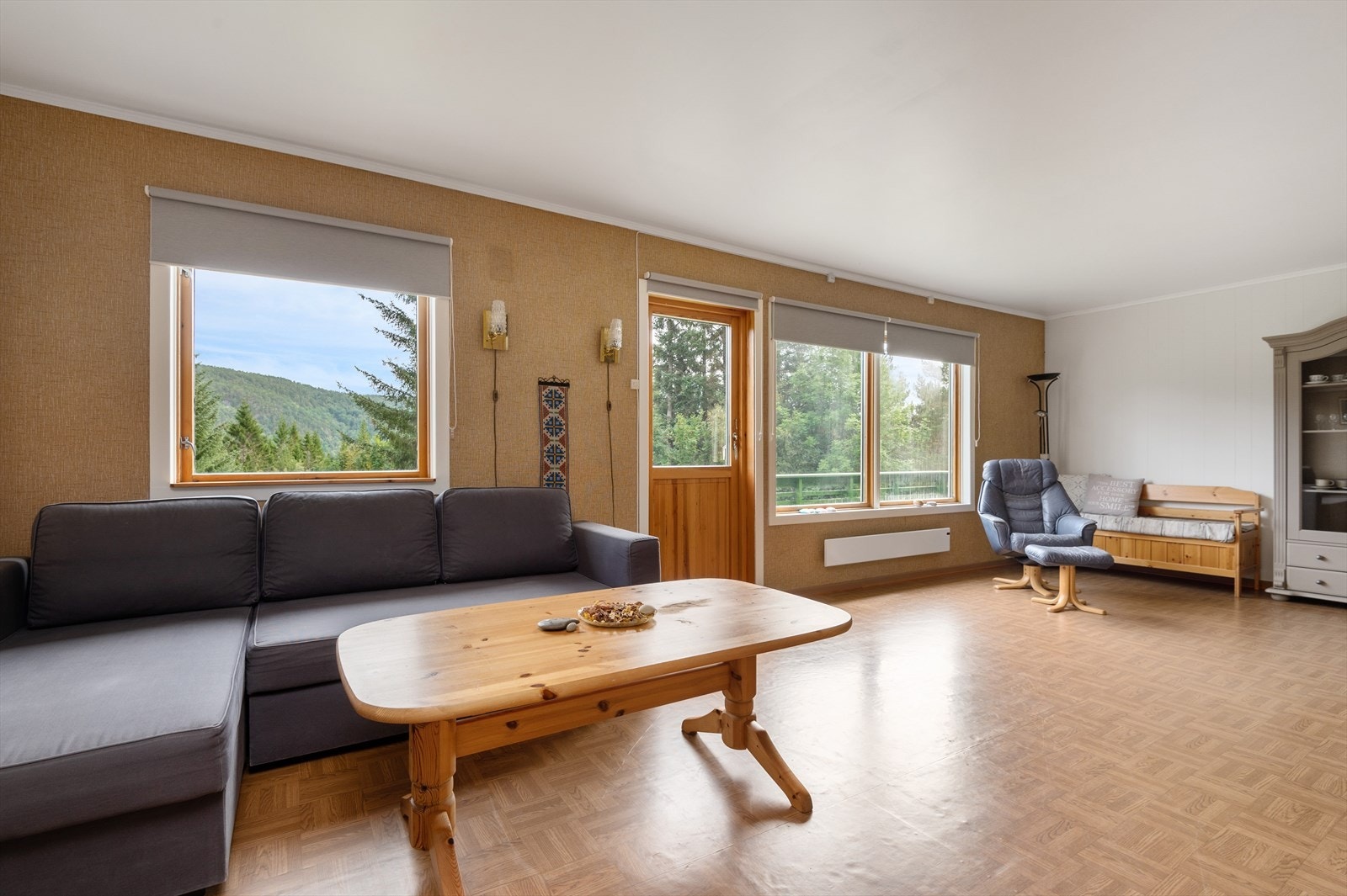 I stuen har man store vindusflater som gir godt med naturlig lys inn i boligen, videre har man utgang til veranda Galleribilde