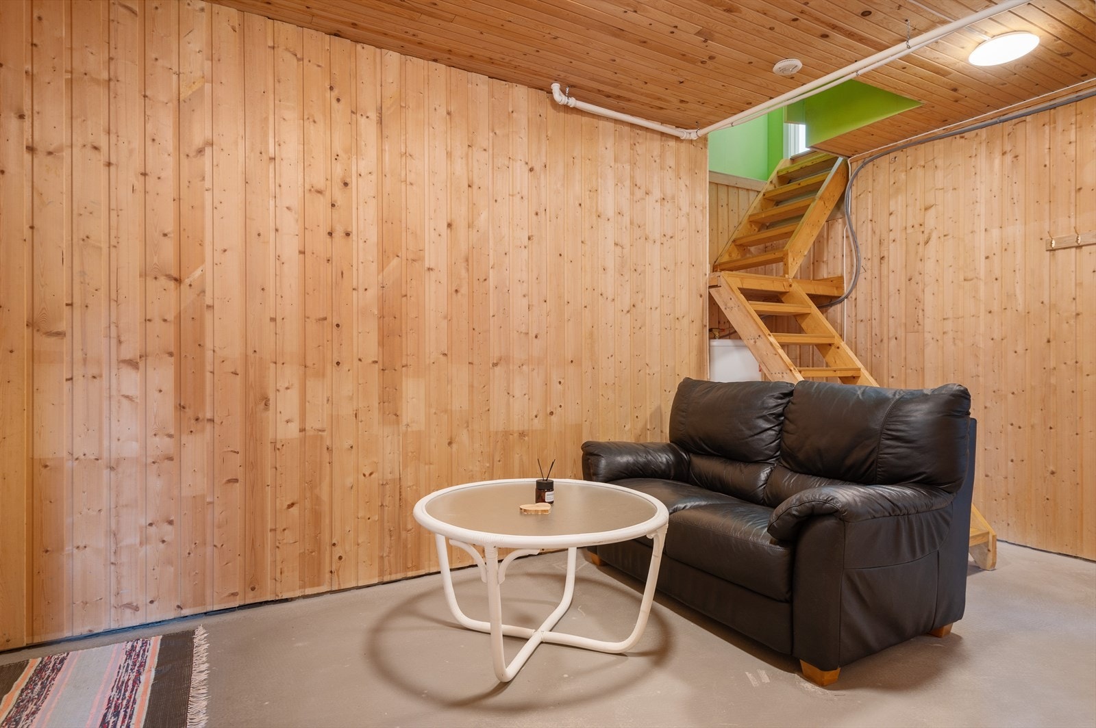 Ned i kjeller er det en kjellerstue rett i underkant av 17 kvm Galleribilde