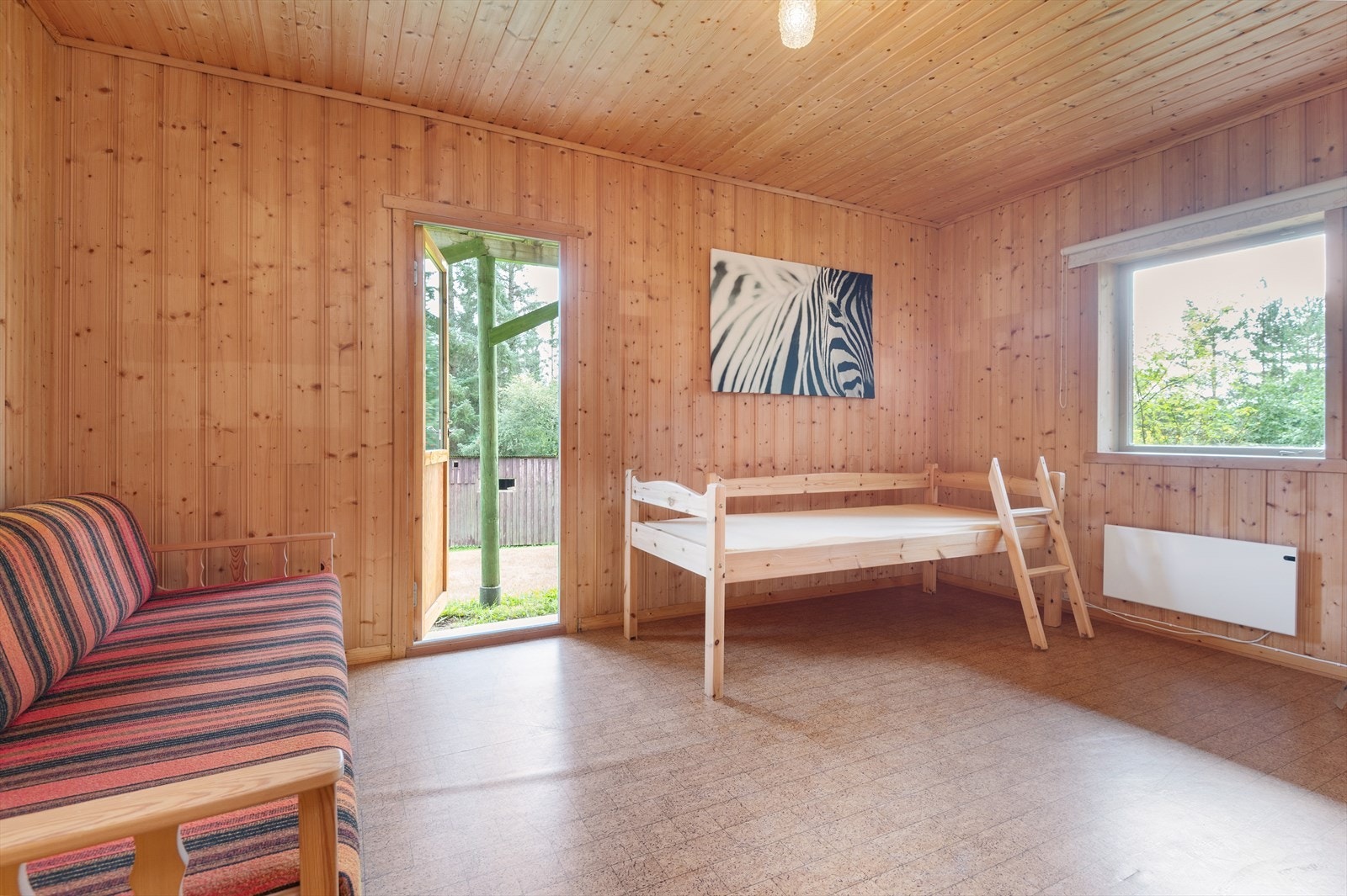 Hovedsoverommet i sokkel er på hele 13 kvm og har god plass til ønsket soveroms innredning samt egen utgang Galleribilde