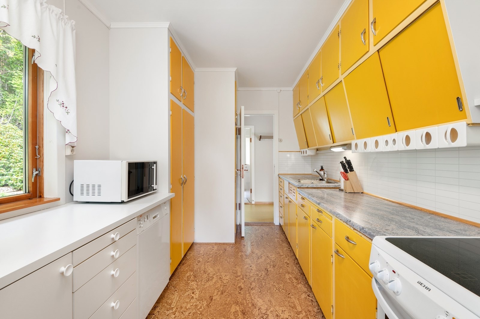 Kjøkkeninnredningen har godt med skap- og benkeplass samtidig som det er plass til alt av hvitevarer Galleribilde