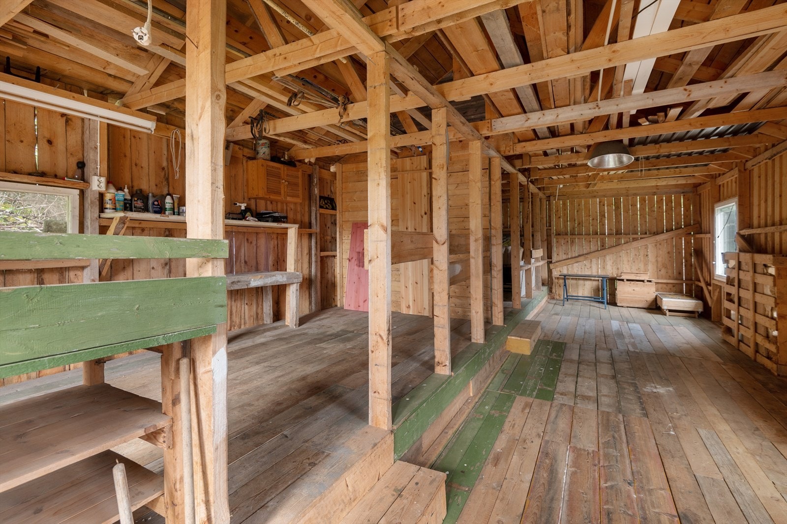 Med i handelen følger det en rekke verktøy og redskaper som en Alko snøfres, Honda gressklipper samt en 16 fots båt med Johnson 25hk påhengsmotor Galleribilde